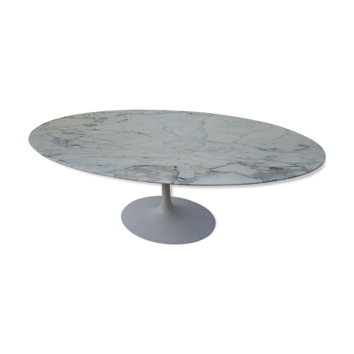 Oval table by Eero Saarinen Edite by Knoll