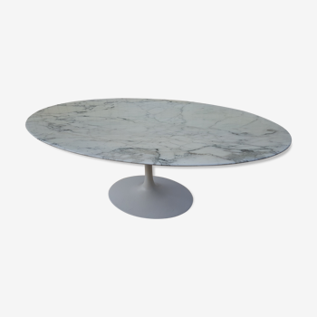 Table ovale de Eero Saarinen edite par Knoll