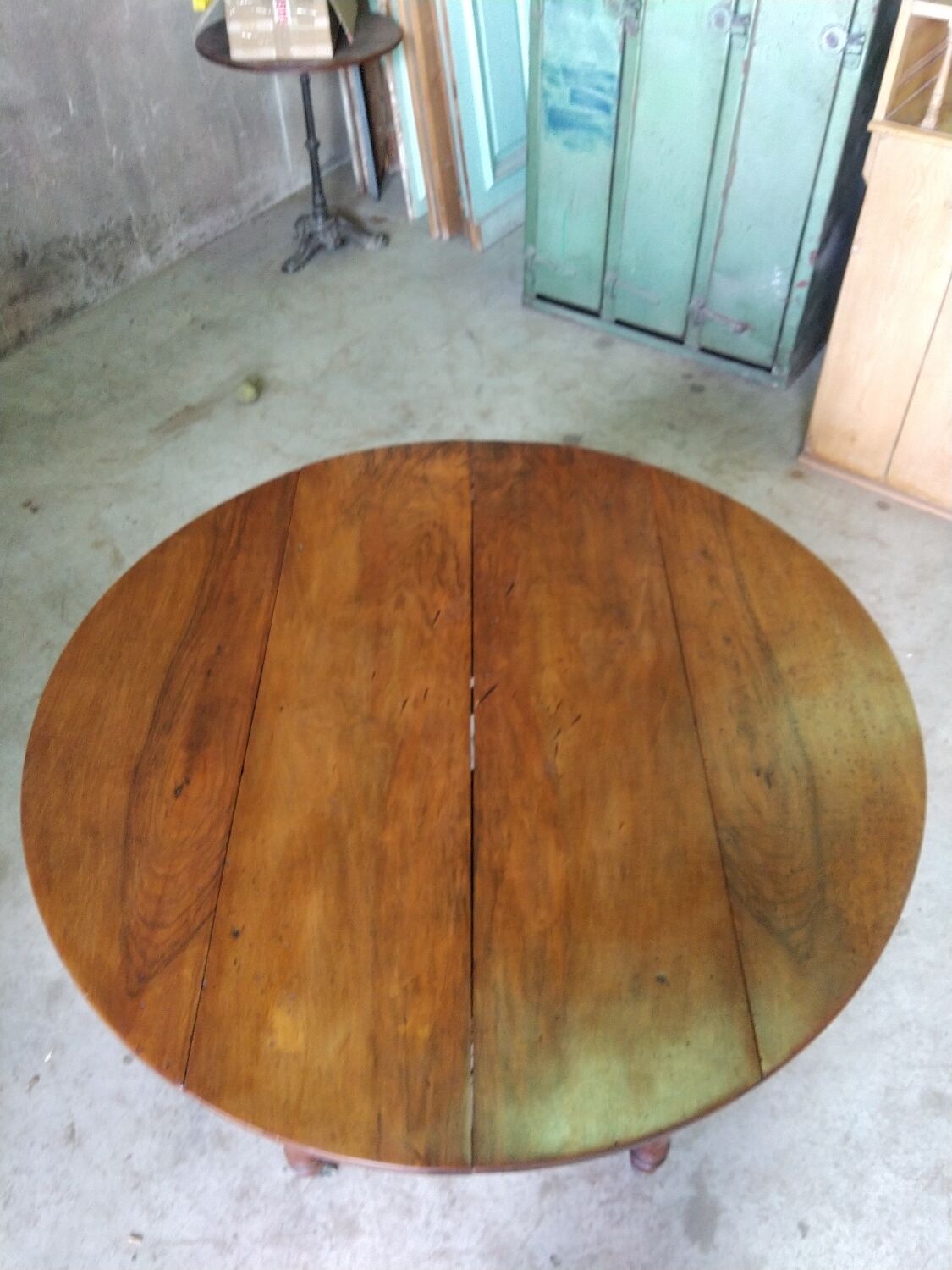 Extending table with 8 legs