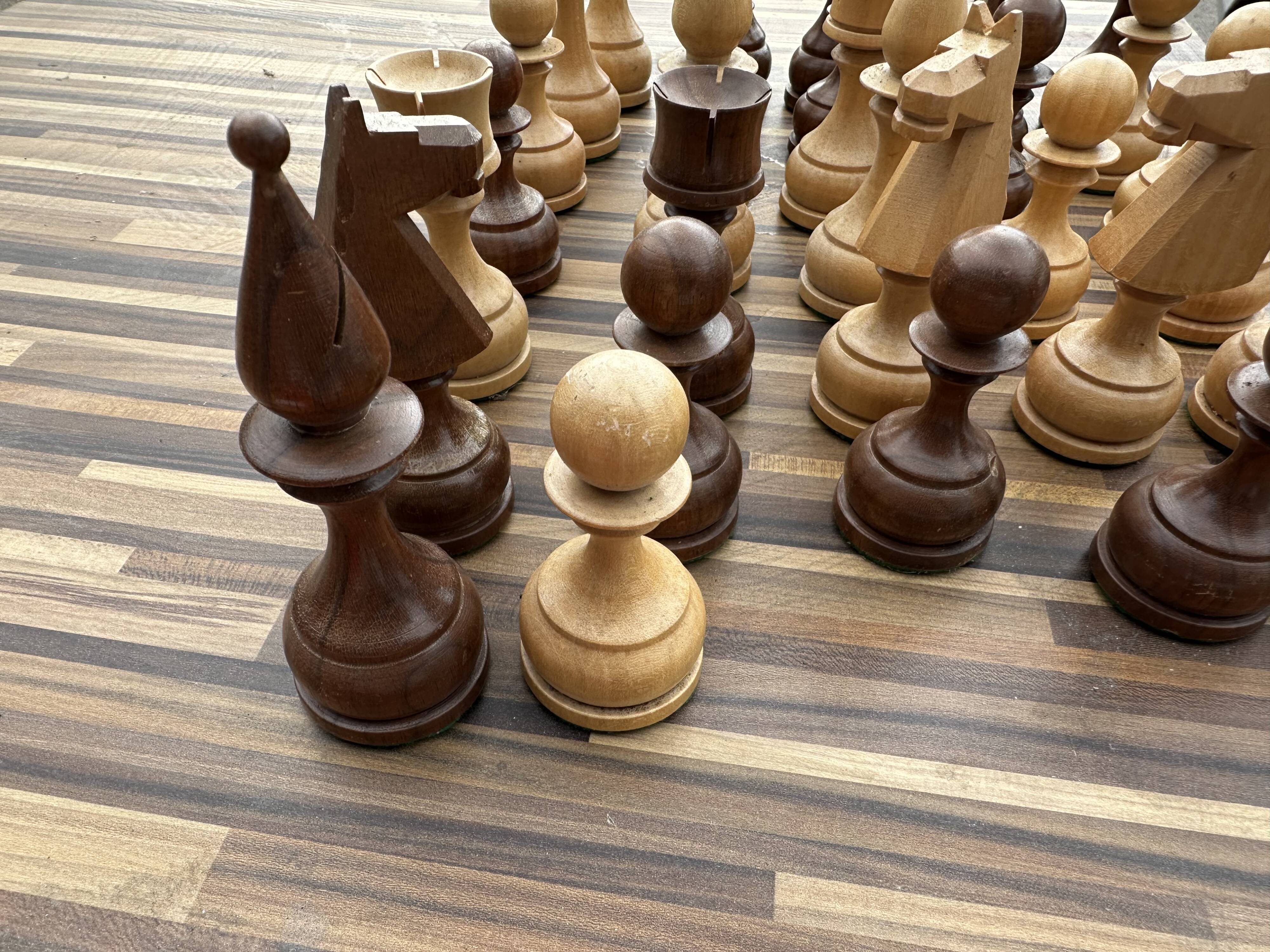 32 Staunton chess pieces in turned boxwood
