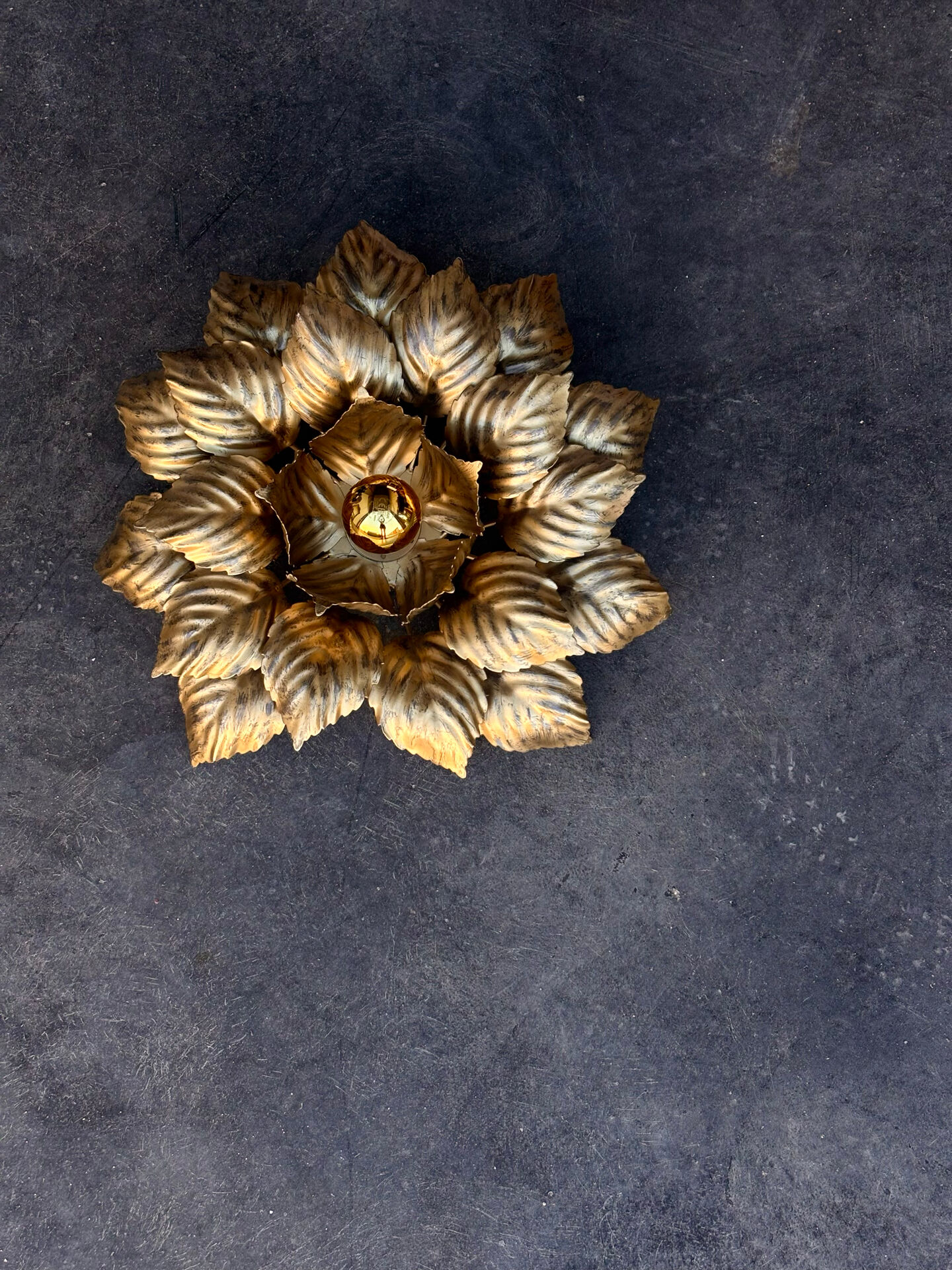 Large floral wall light Masca in gilded metal, Italy 1970