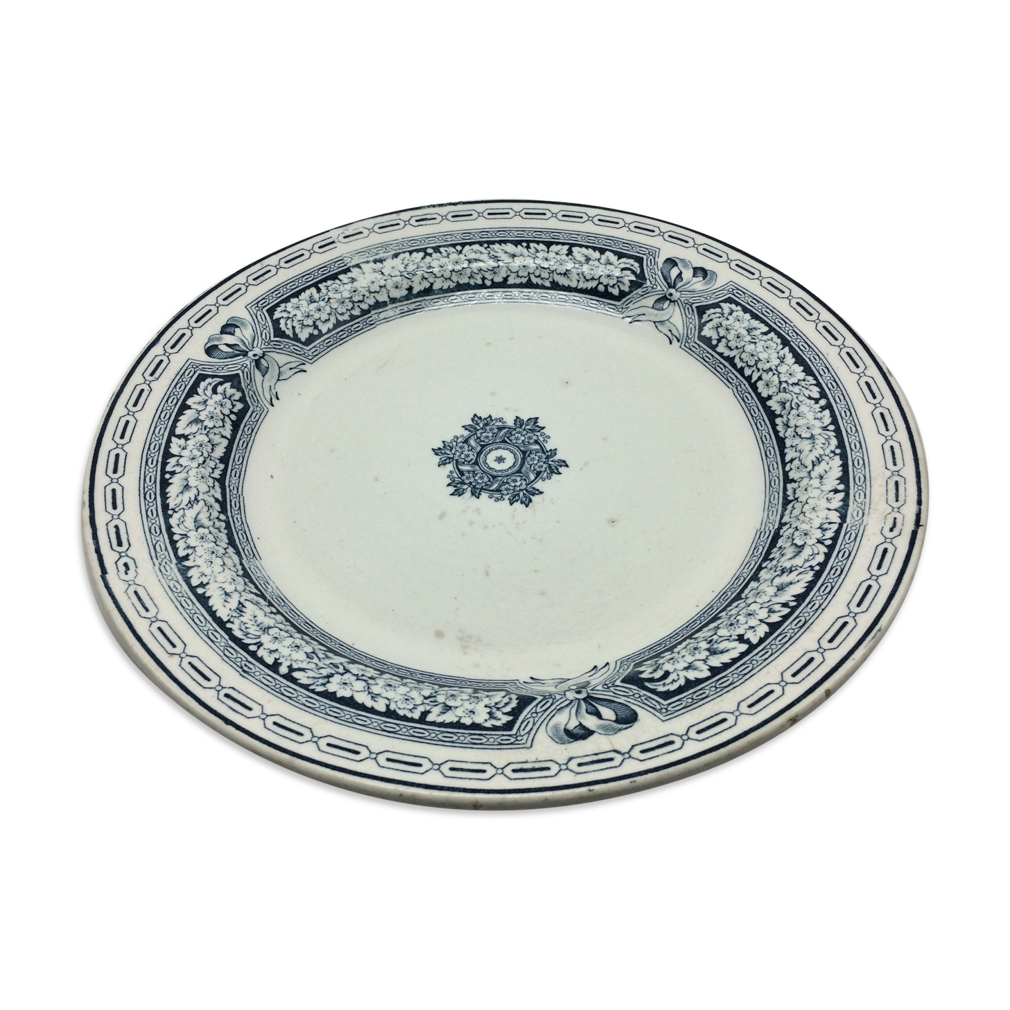 Round dish in st. Amand earthenware and Hamage model English diametre 29.7 cm