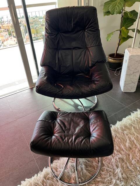 swivel armchair and Mid-Century stool in black leather, Denmark, set of 2