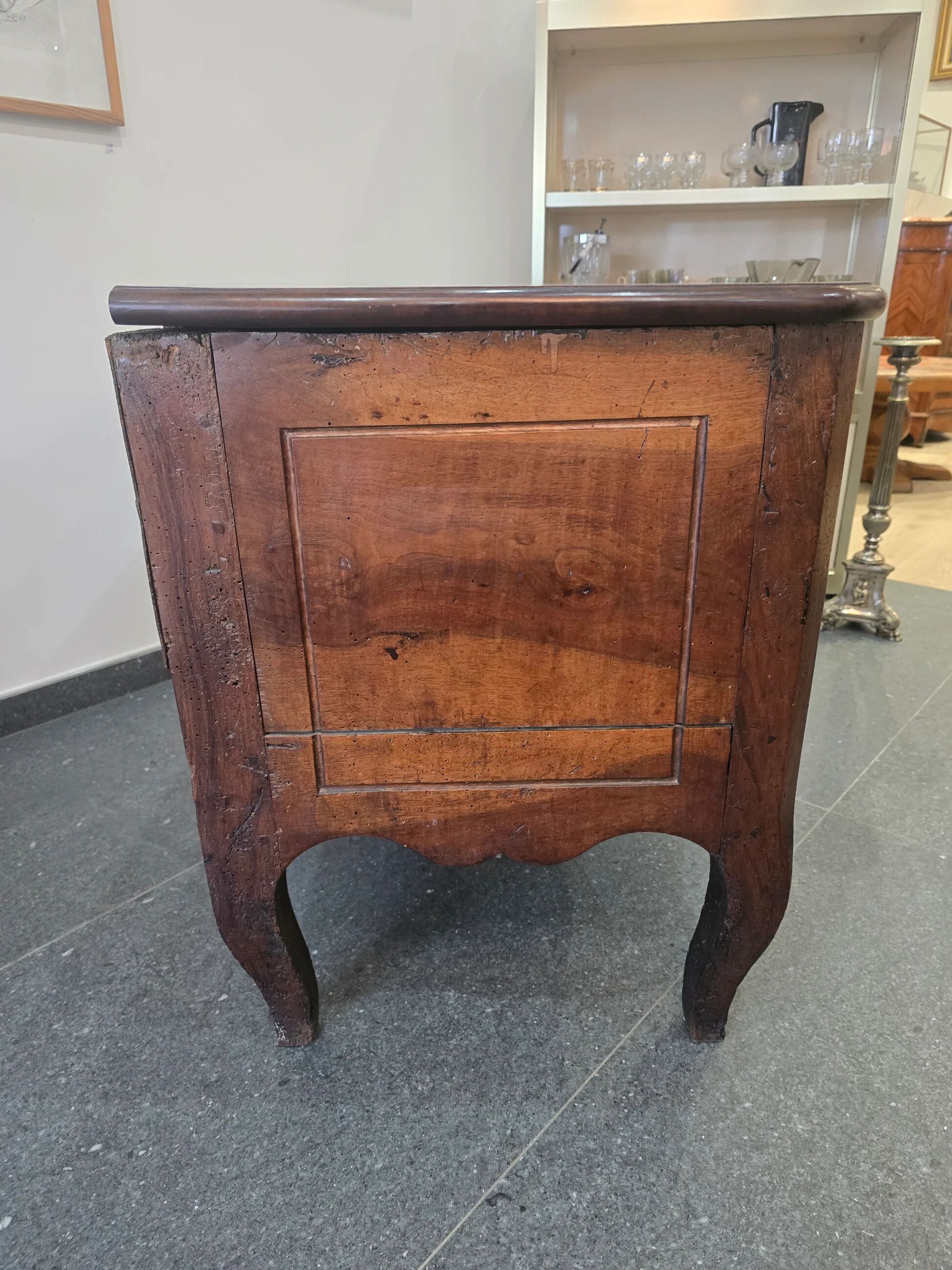 Regional walnut commode, Louis XV style – late 18th / early 19th century