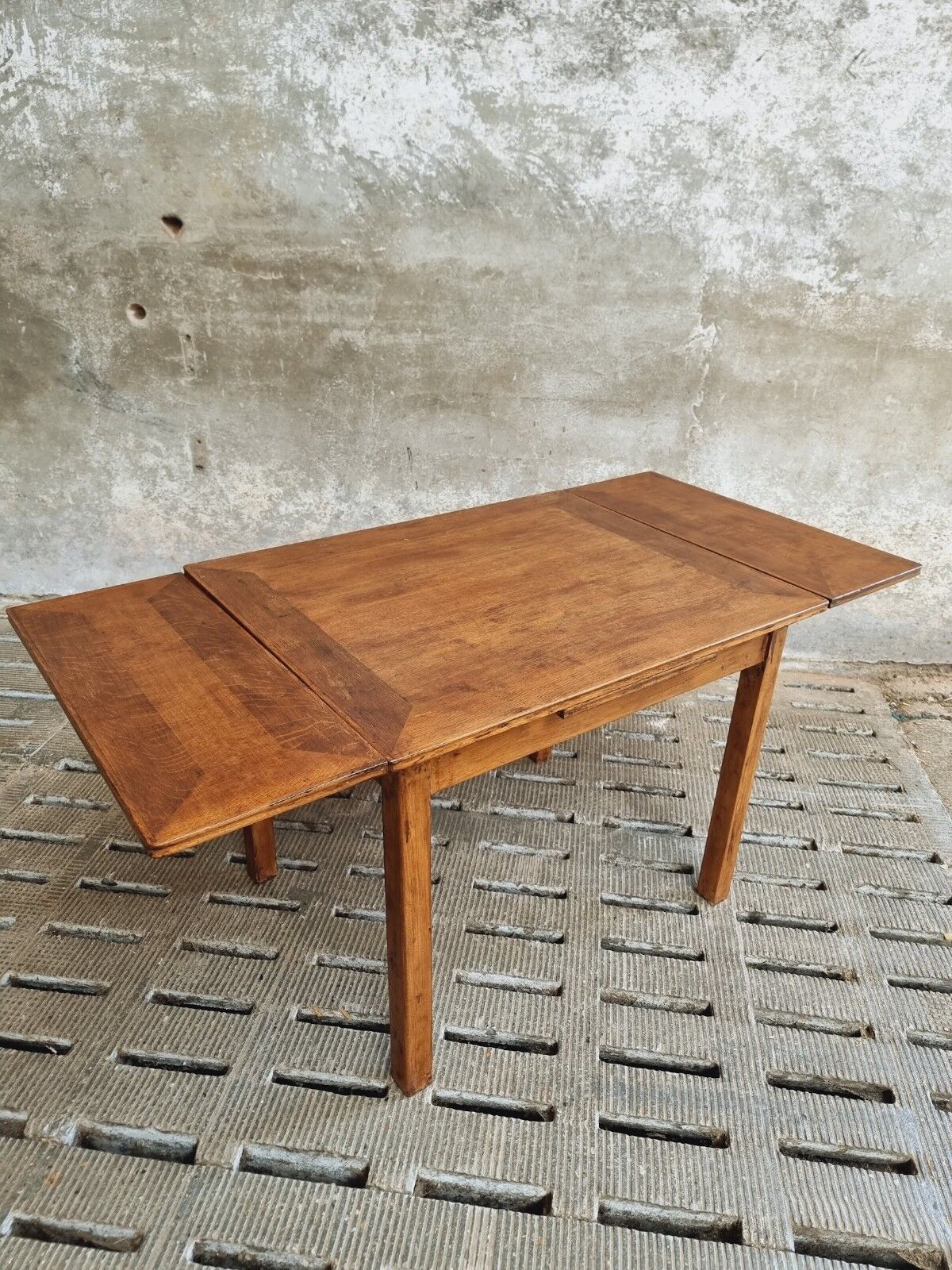 Dining table extendable