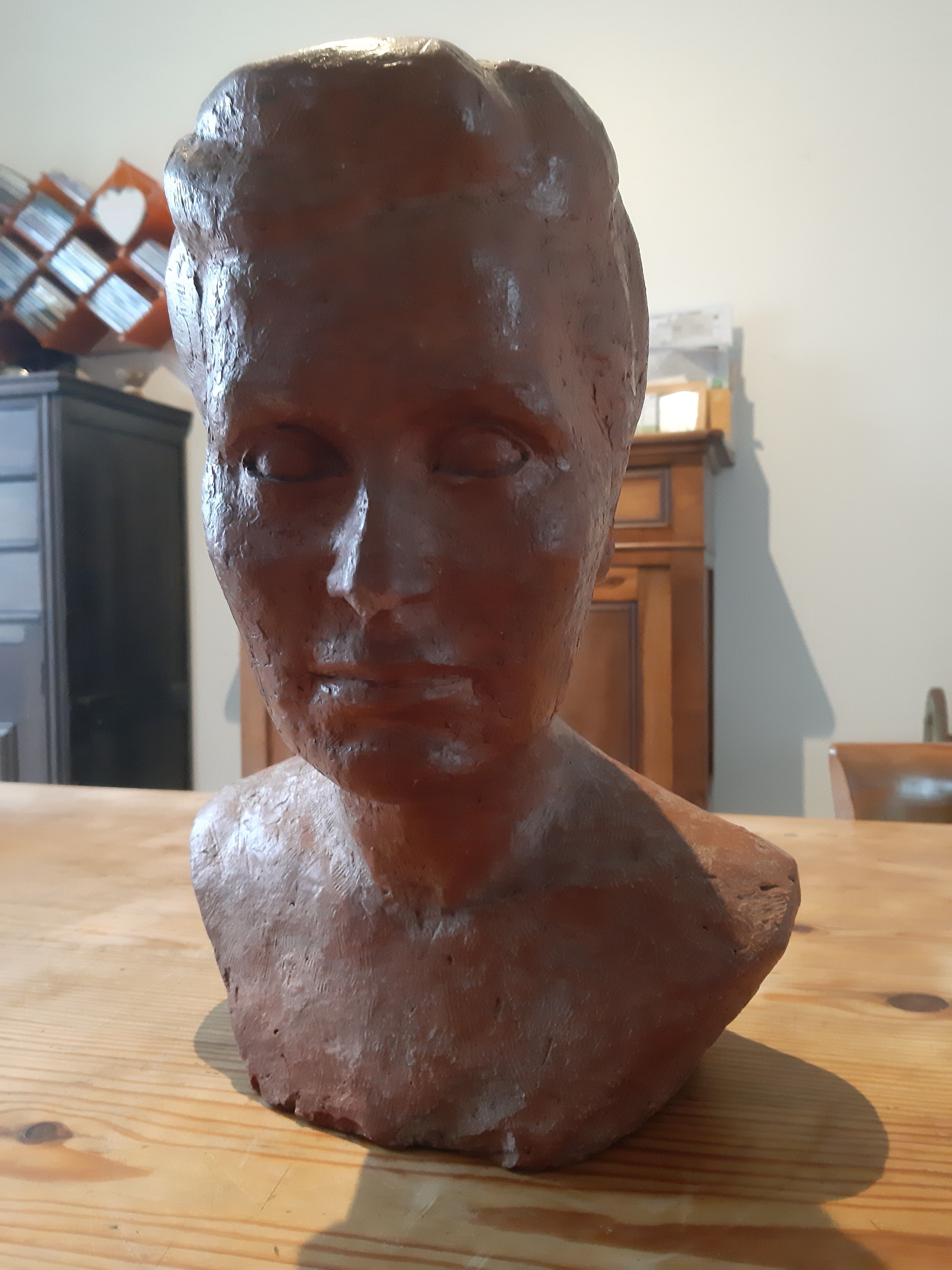 Bust woman of the 50s in terracotta