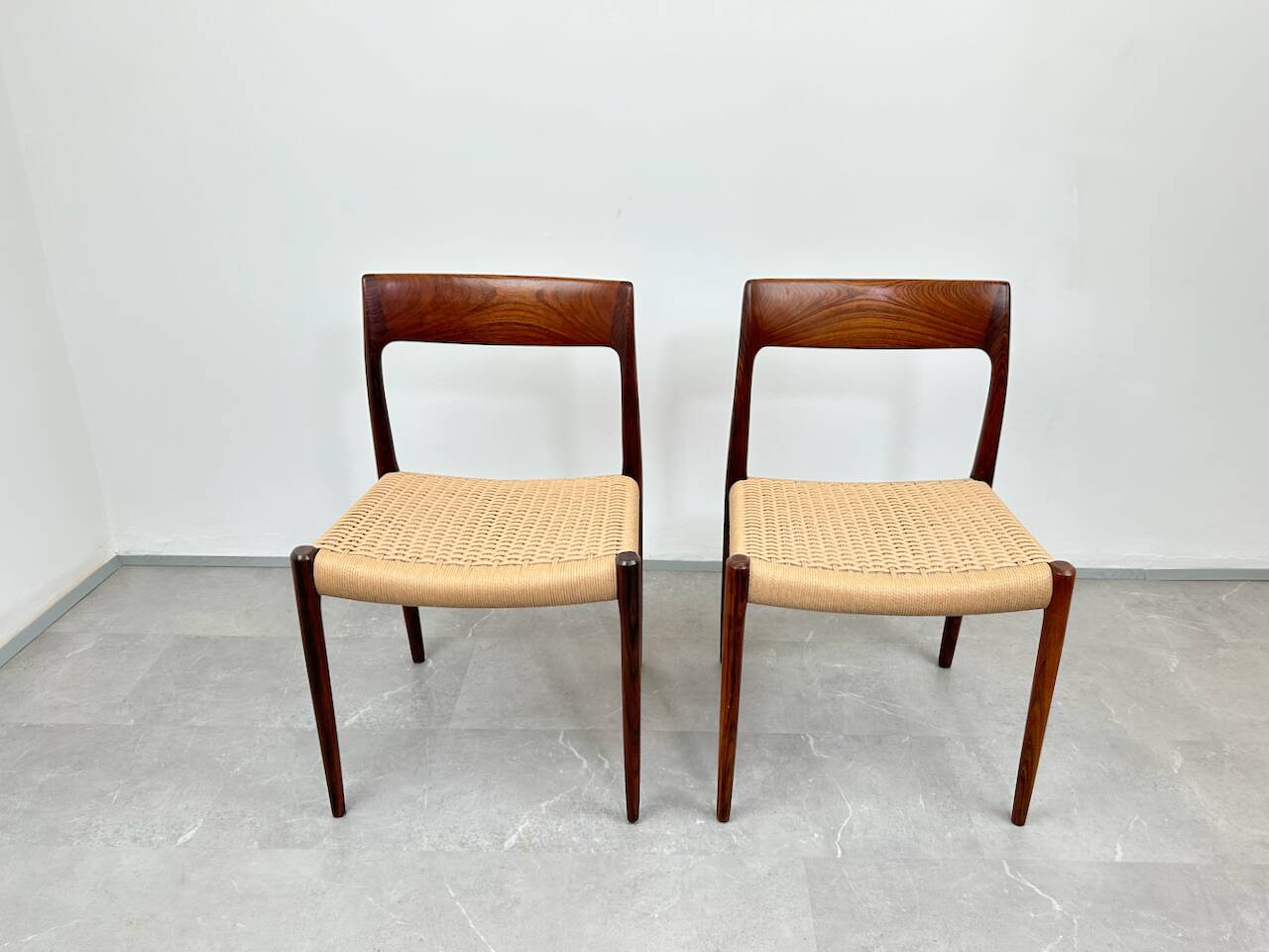 Ensemble de 2 chaises modèle 77 en palissandre et corde à papier par Niels O. Møller