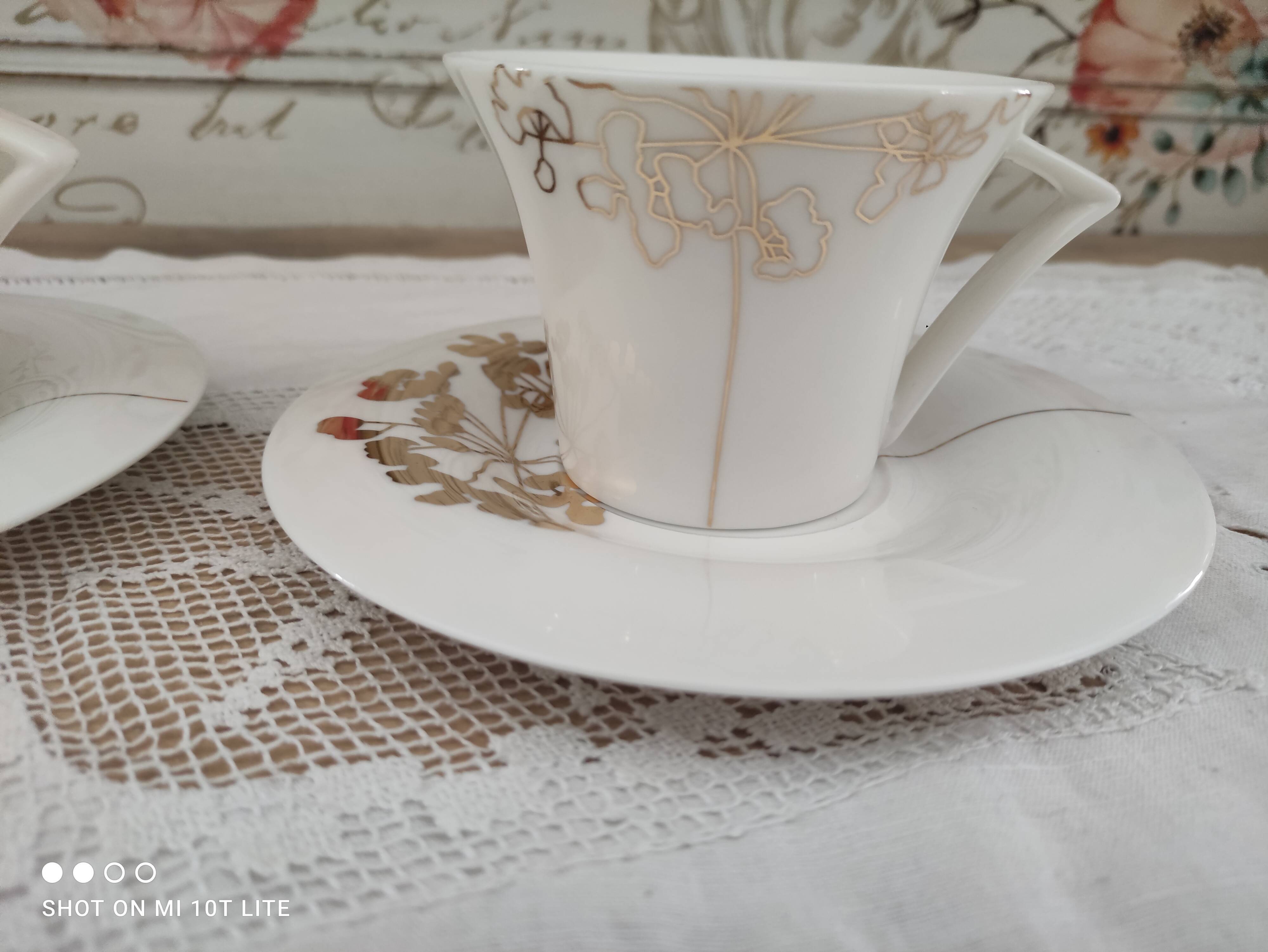 Tête à tête pour thé ou café long en porcelaine blanche décor floral doré
