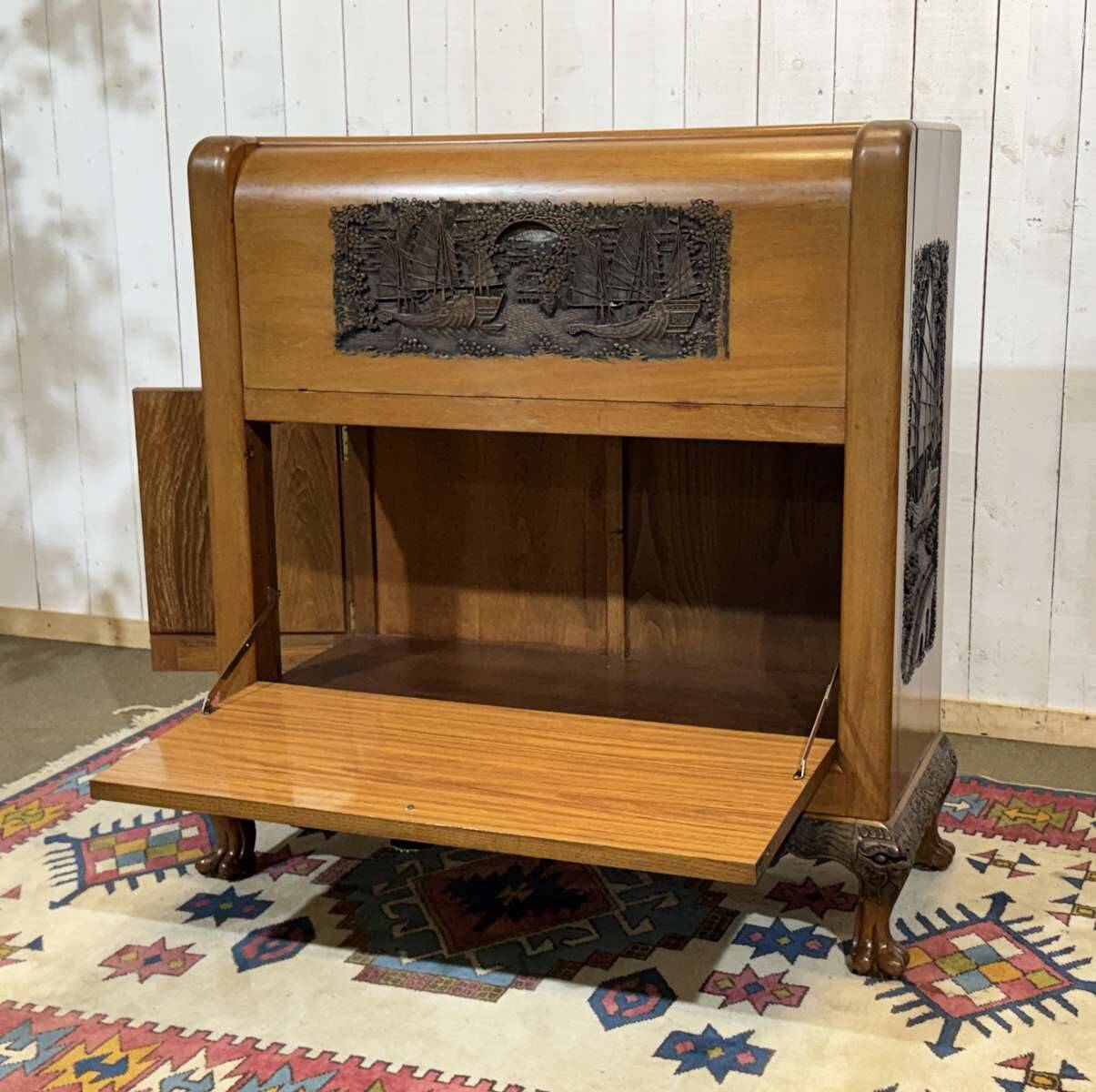 Chinese bar in richly carved teak, work from the 1980s.