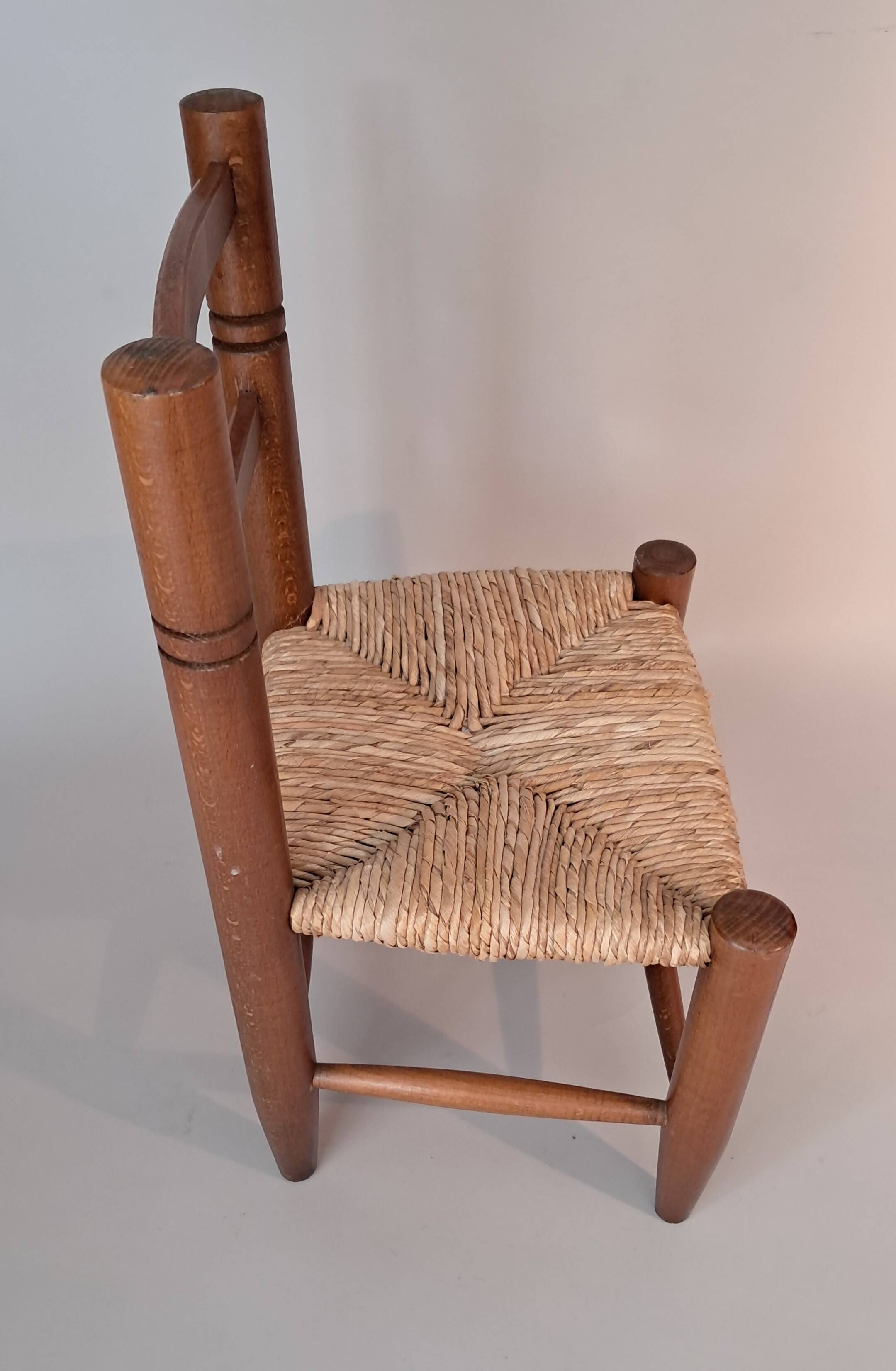 Chaise paillée d'enfant.