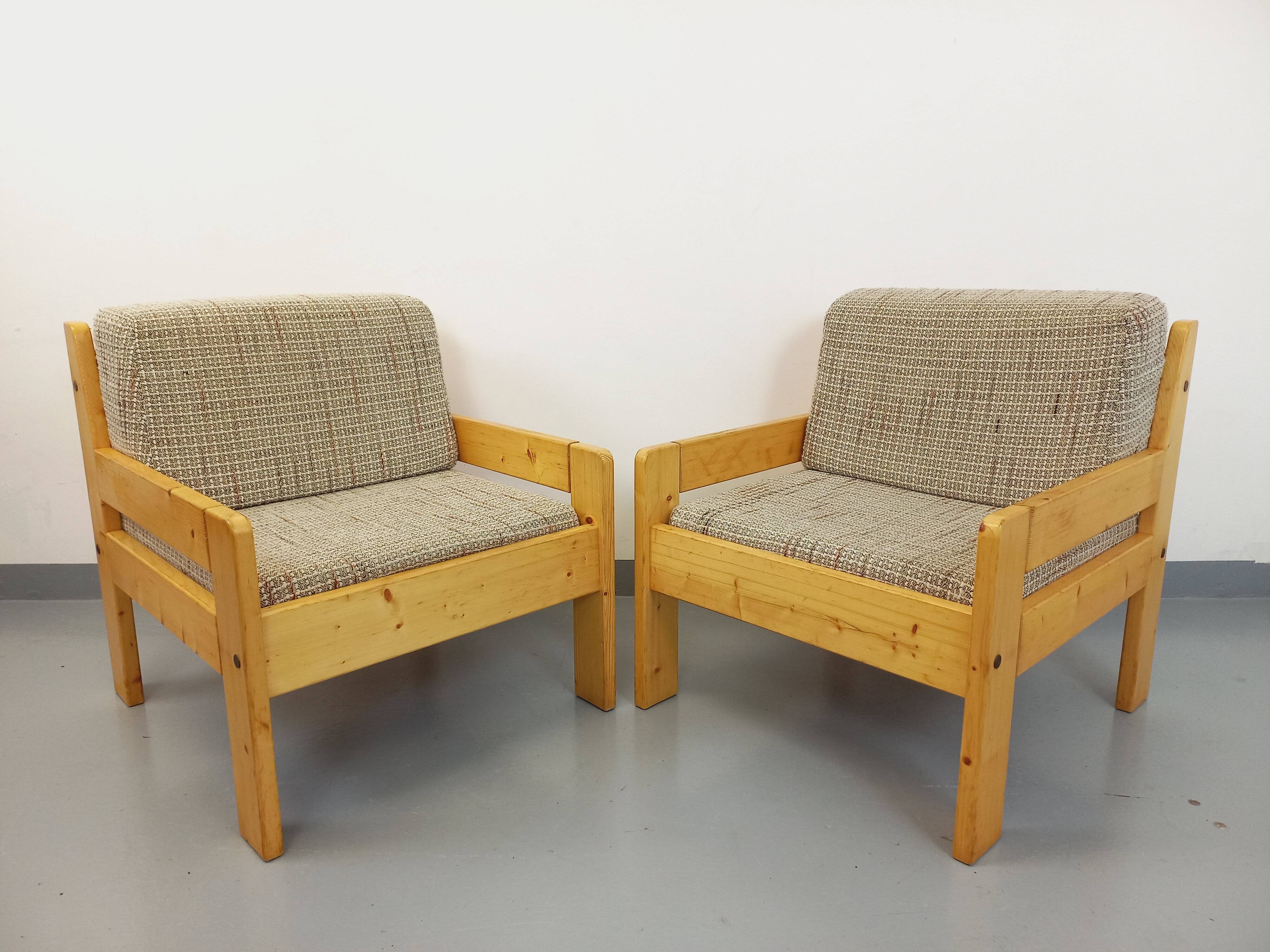 Set of 2 vintage fireside chairs in pine and fabric from the 70s