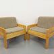 Suite de 2 fauteuils chauffeuses vintage en pin et tissu des années 70