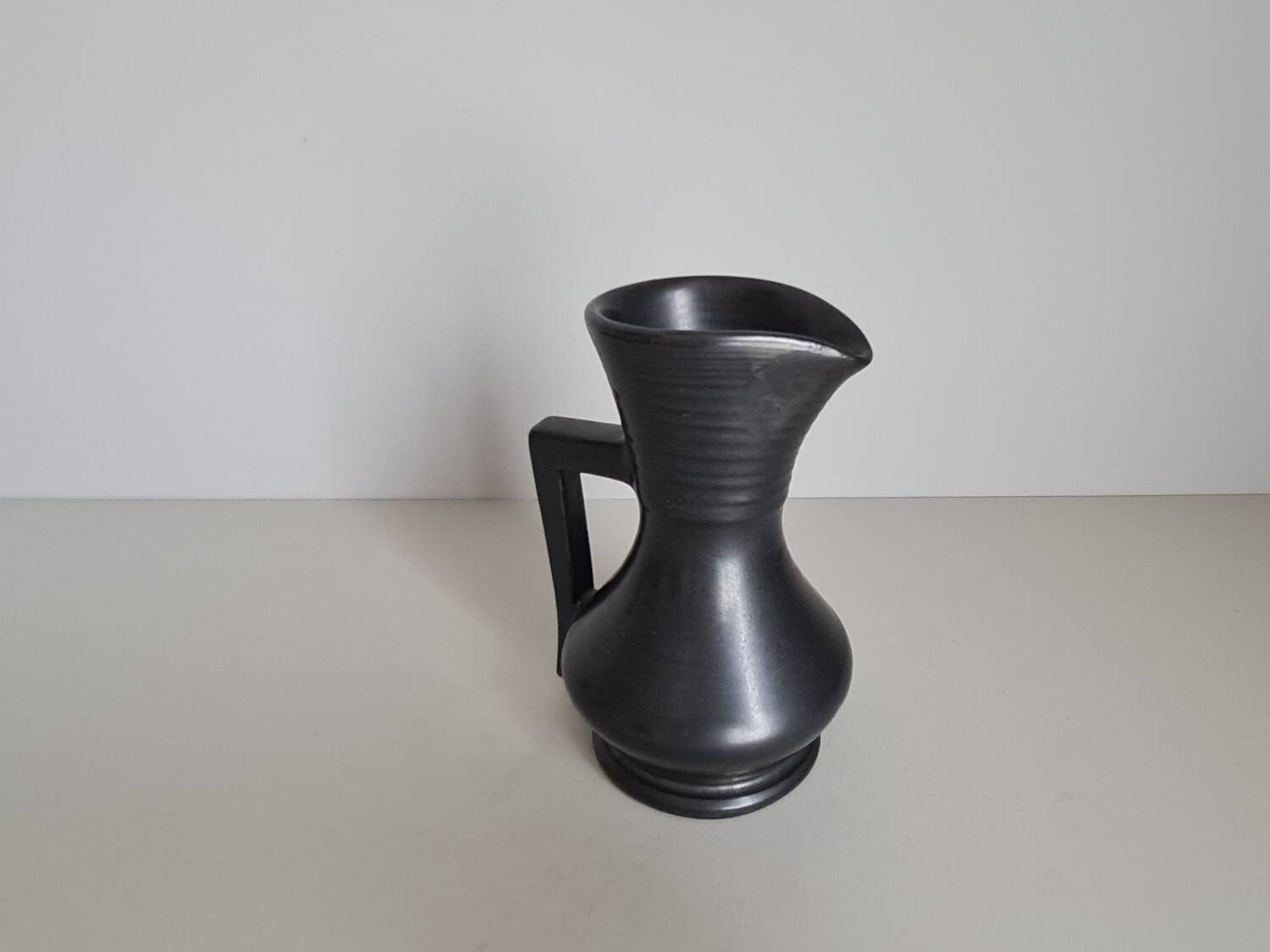 Modernist pitcher in black ceramic / handcrafted / vintage / France / 60s / mid-century / 20th century / kergonan