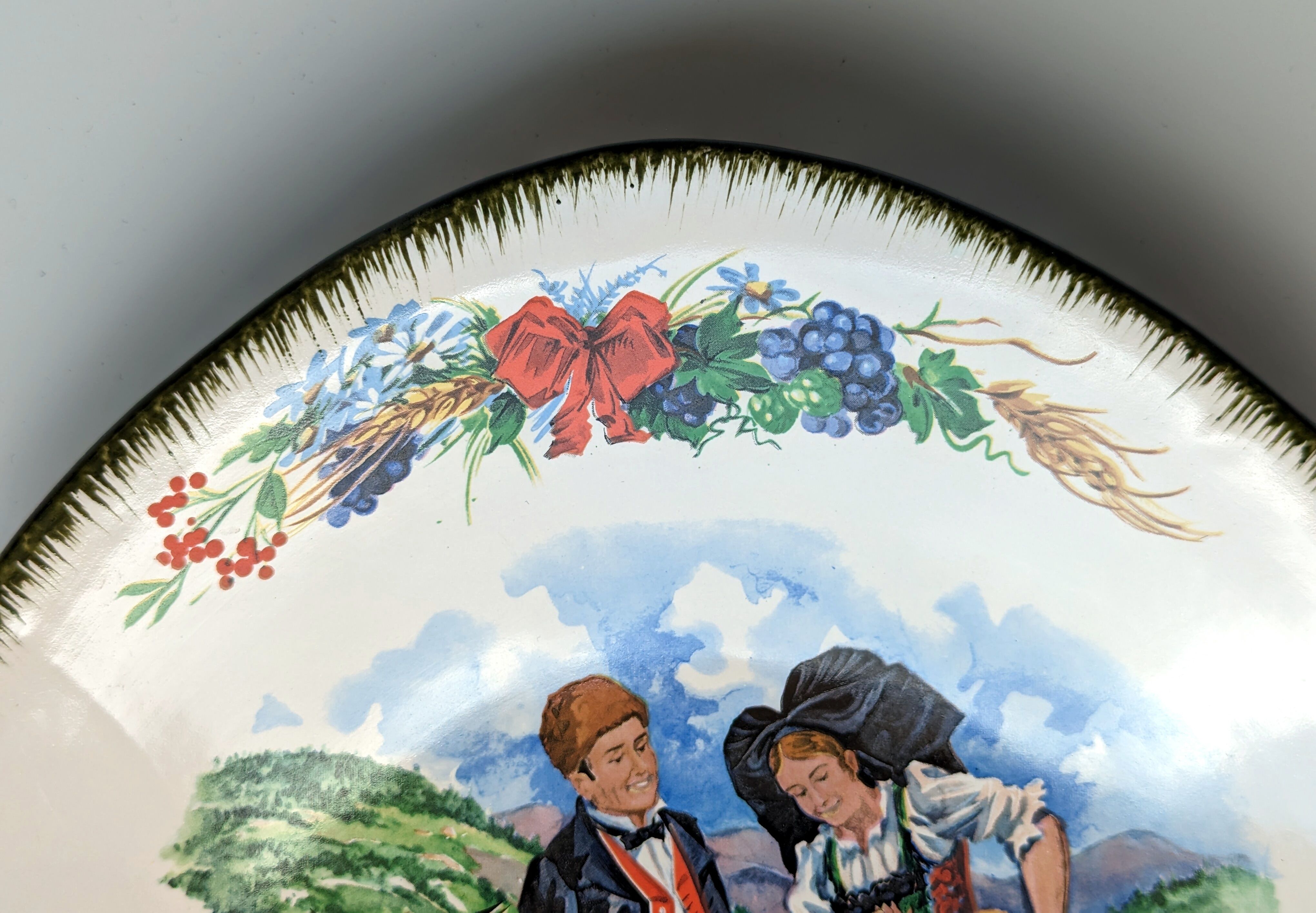 Plate, Wall lamp - Keller & Guérin Luneville - Earthenware - Alsace / Harvest / Riquewihr