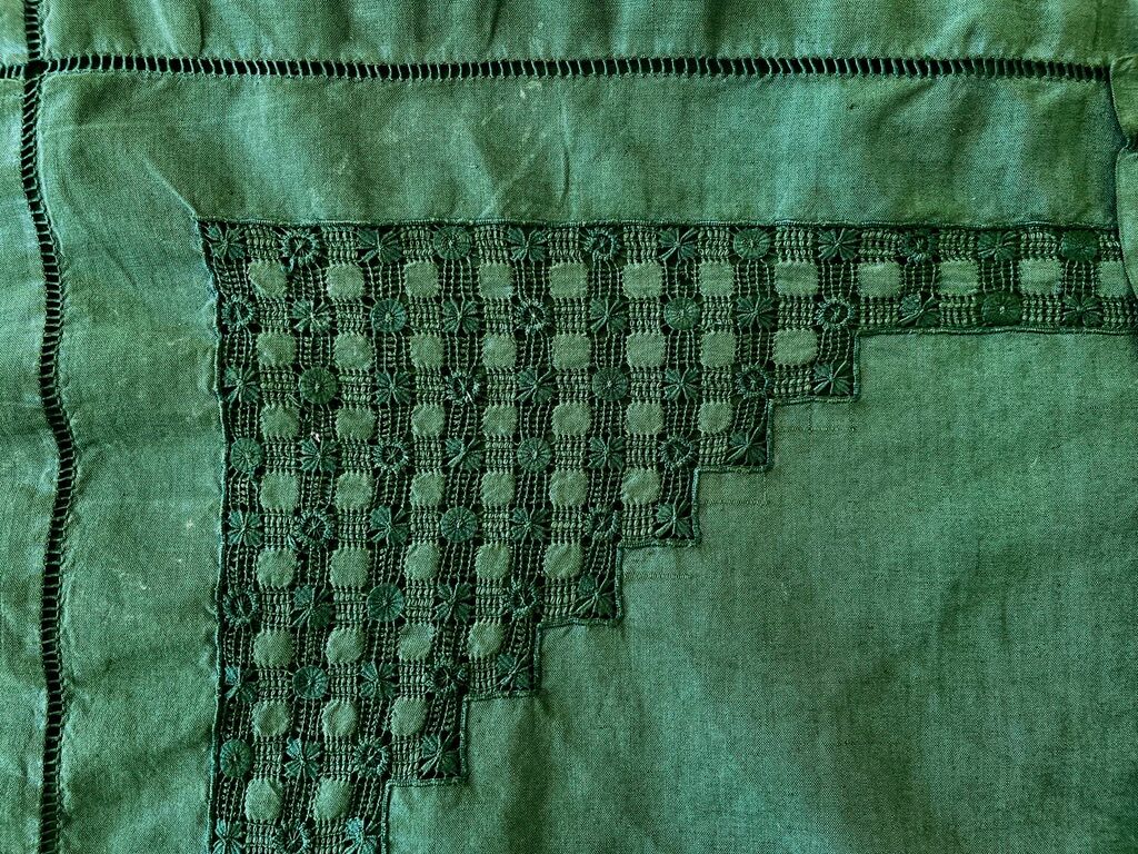 Convent tablecloth and its 4 openwork towels tinted fir green - 115x115cm -mixed linen & cotton