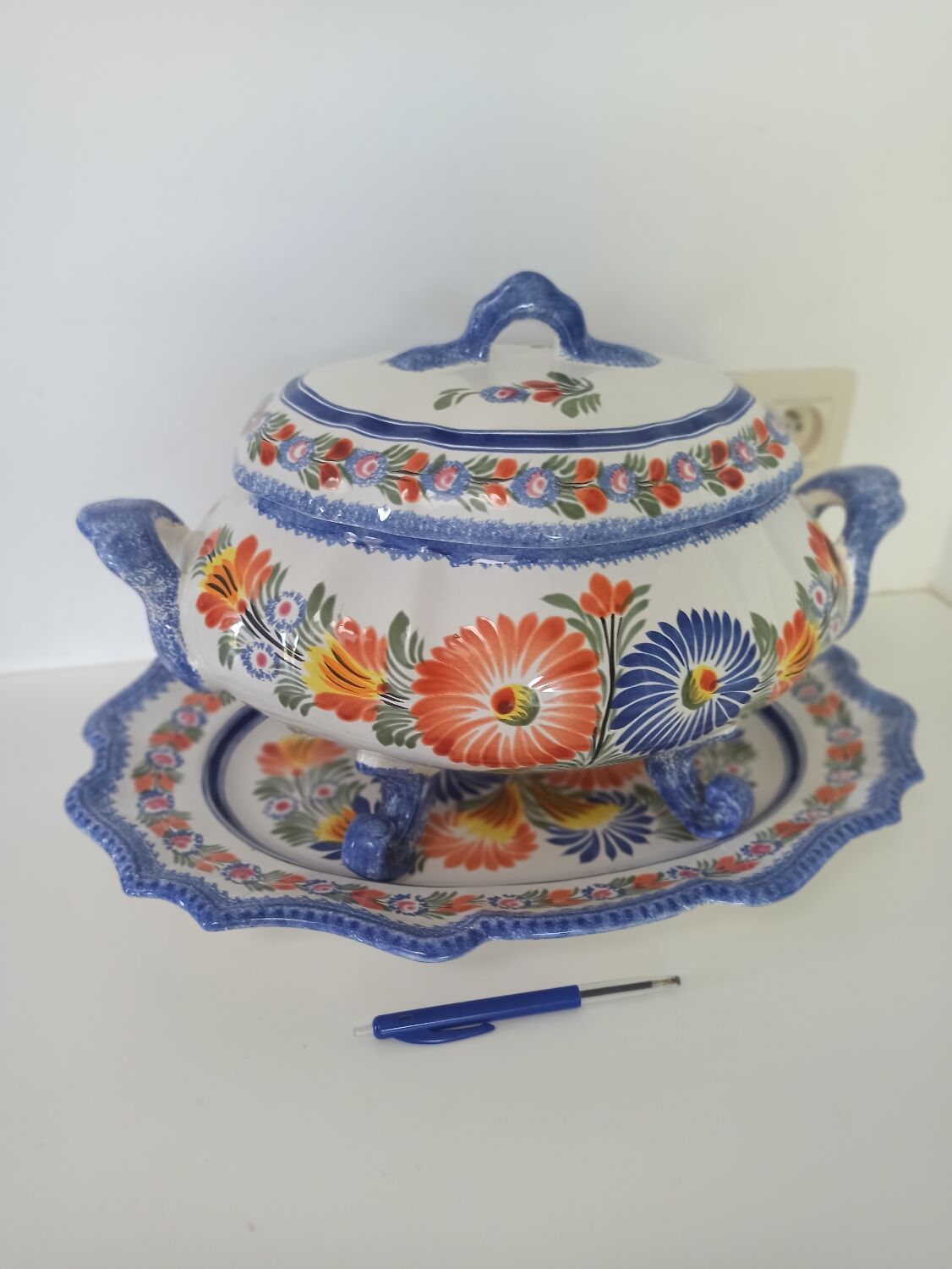 Tureen and its presentation dish Henriot Quimper