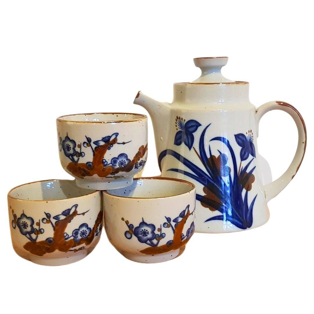 Japanese teapot and its 3 cups