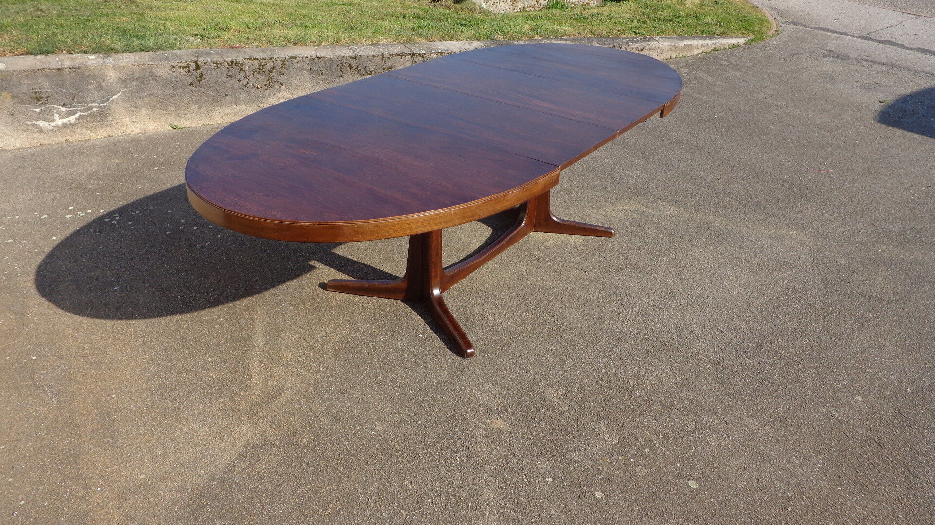 Baumann oval table