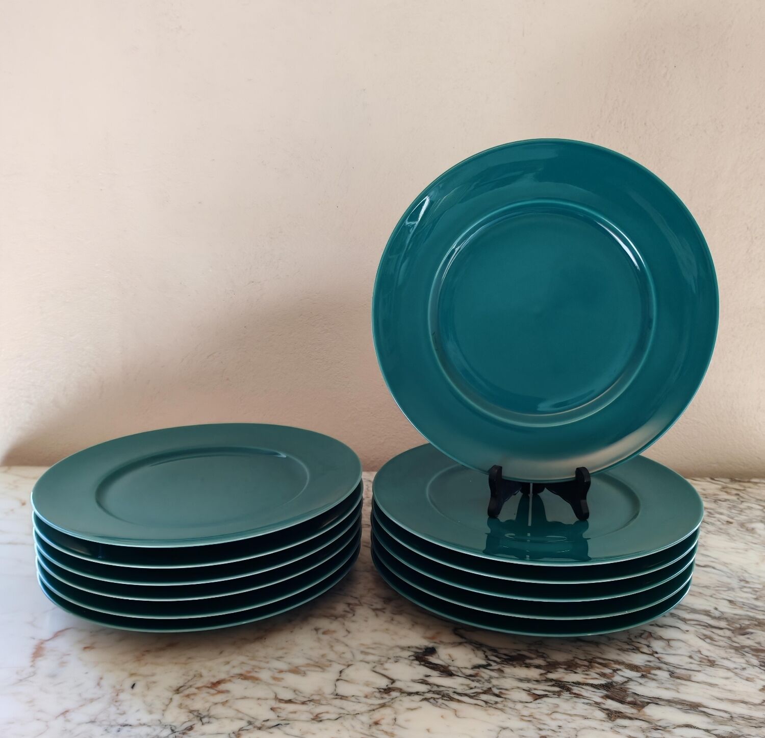 Porcelain serving plates