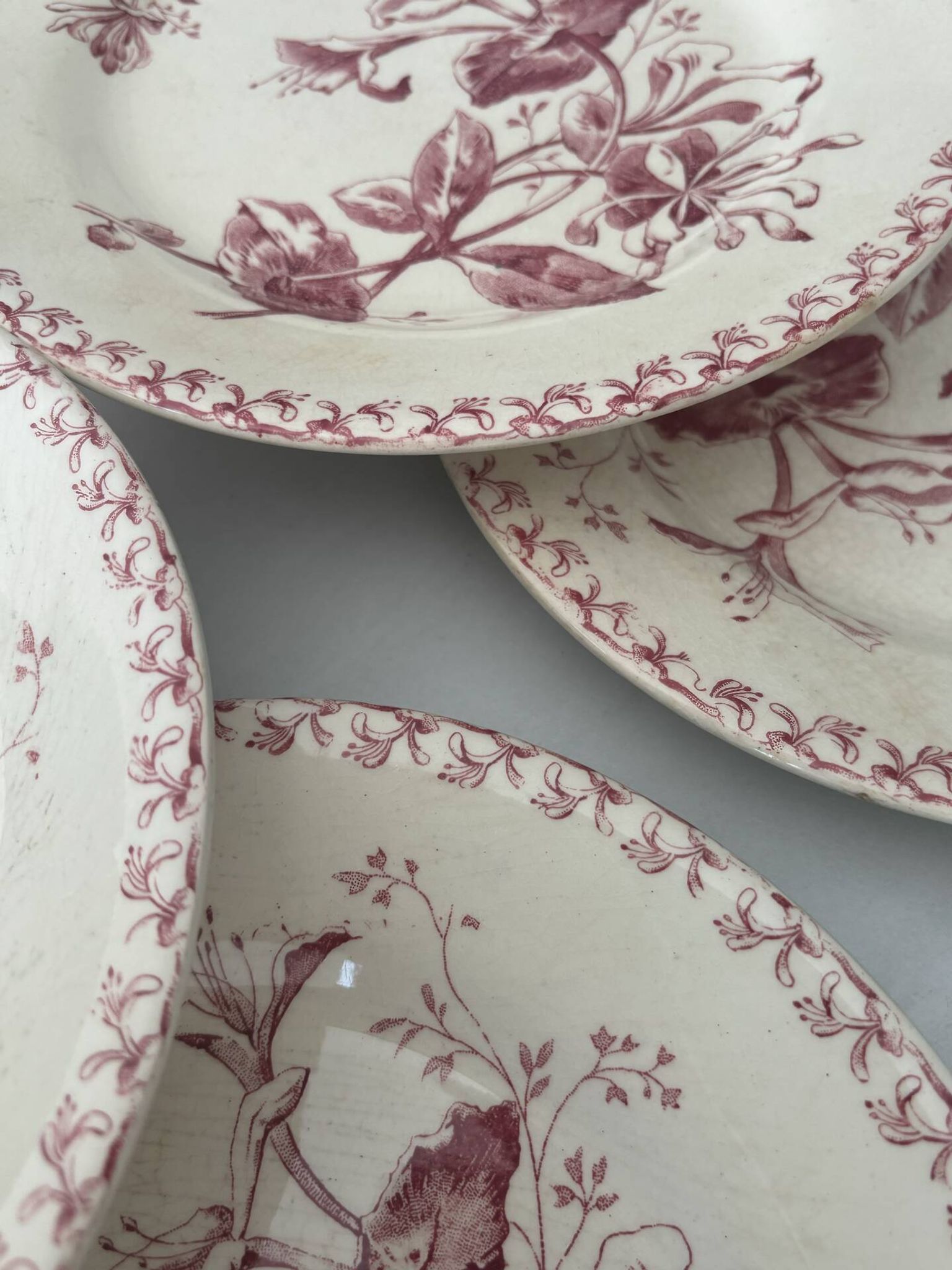 Lot de six assiettes, terre de fer, rouge, Gien, chèvrefeuille, faïenc
