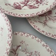 Lot de six assiettes, terre de fer, rouge, Gien, chèvrefeuille, faïenc