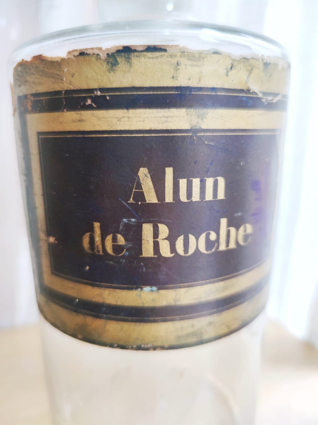 Trois grands flacons d'apothicaire, pharmacie