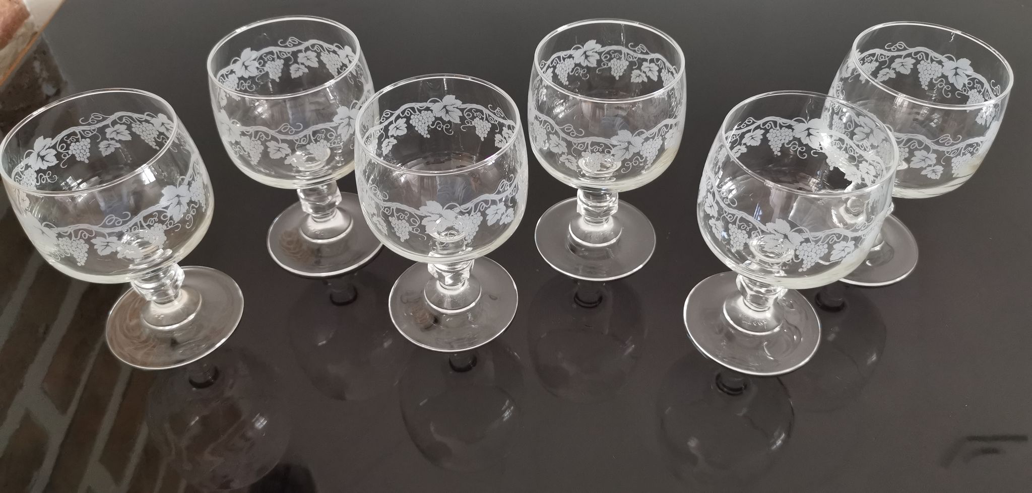 Set of 6 glasses on feet with water decoration grape and vine shoot
