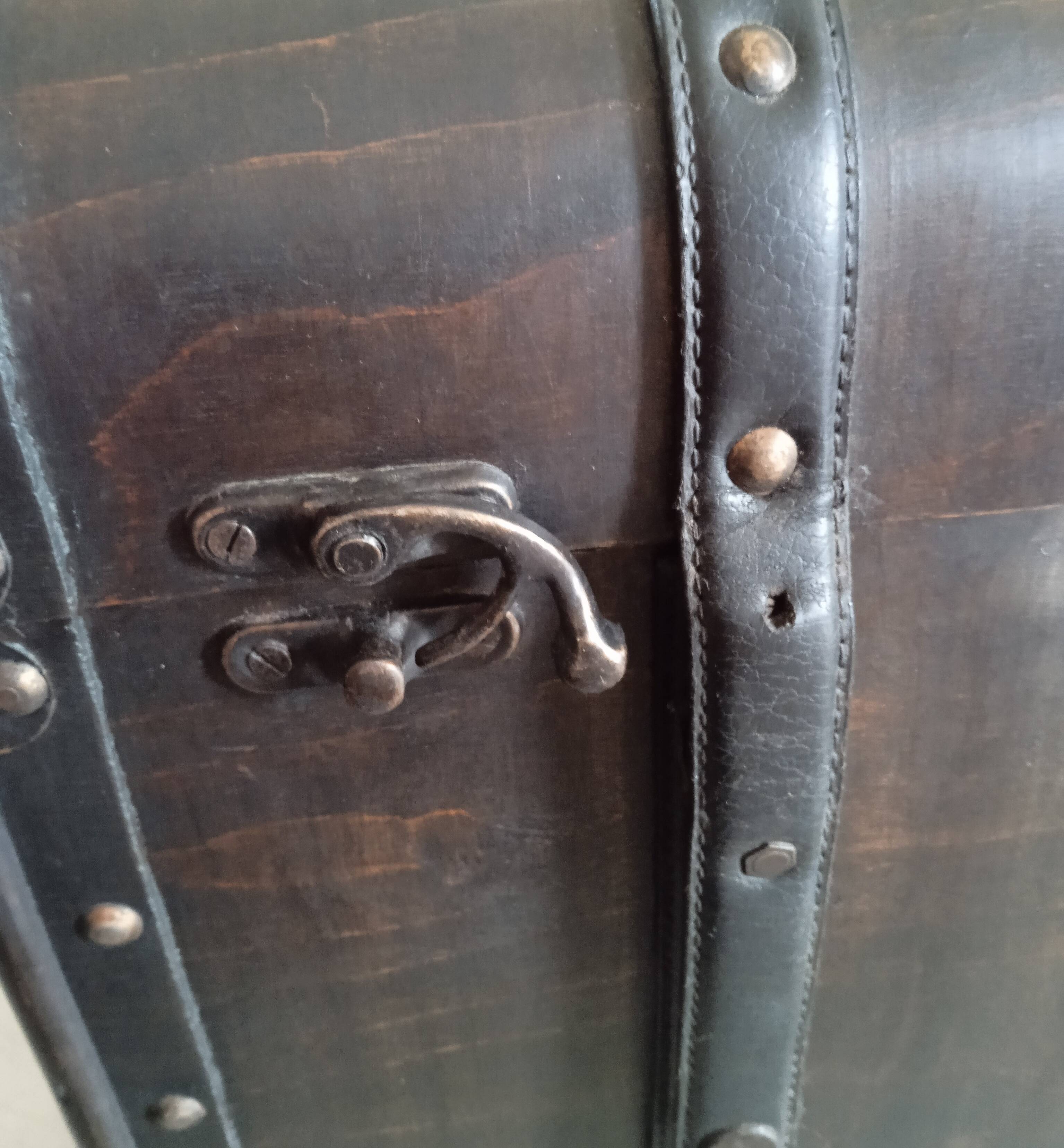 Mini bar vintage wooden briefcase