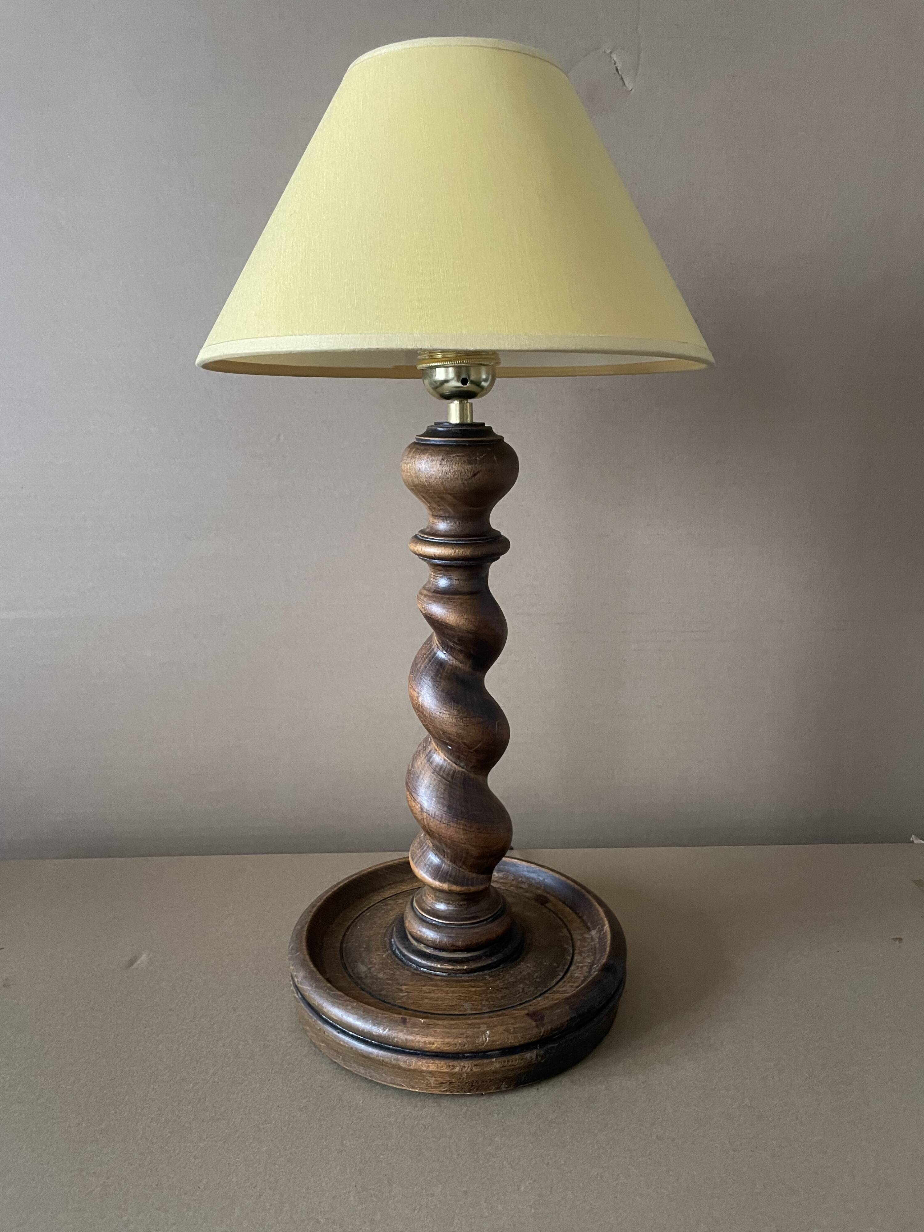 Lampe en bois ancienne