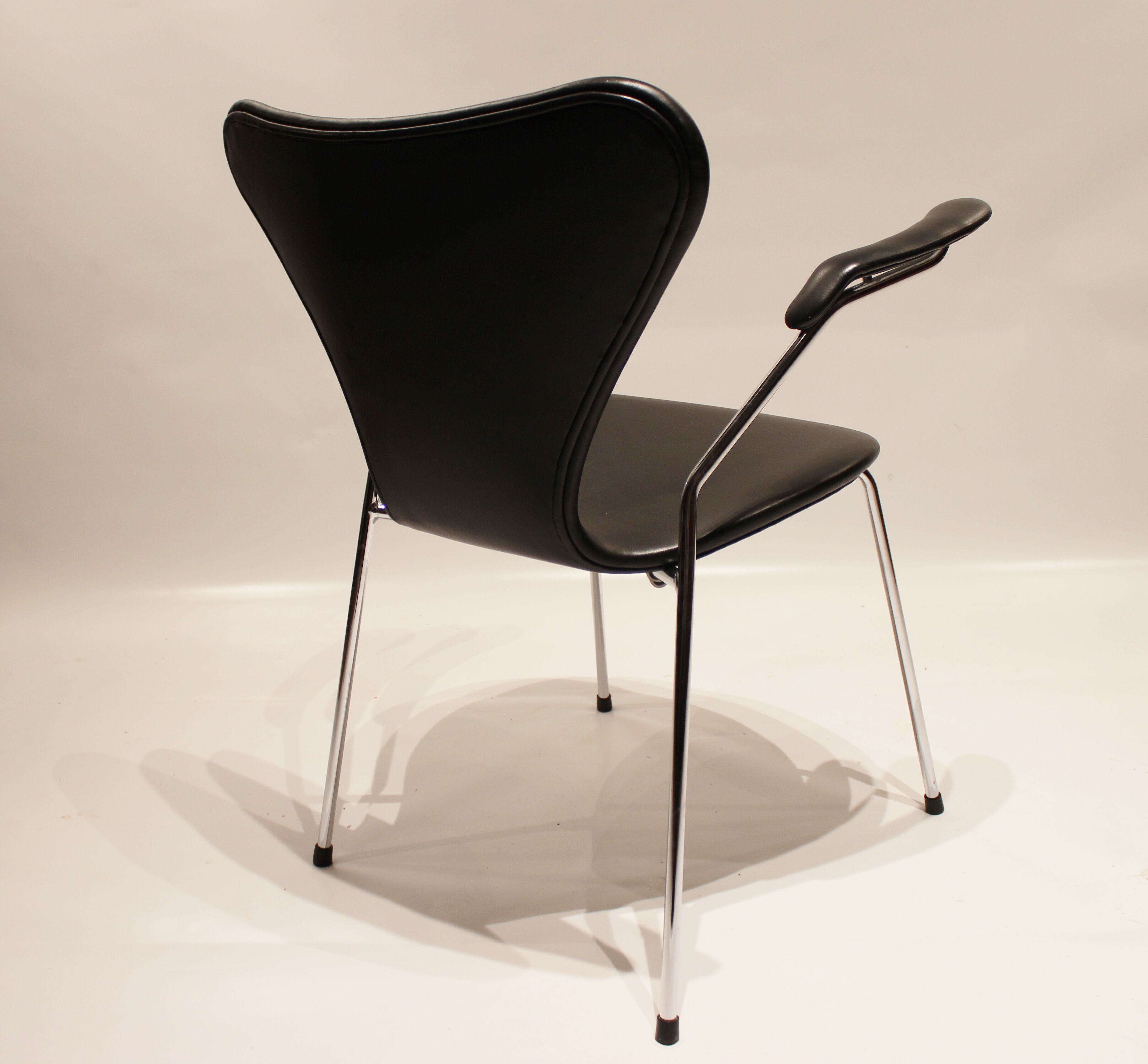Quatre fauteuils modèle 3207, par Arne Jacobsen, 2006