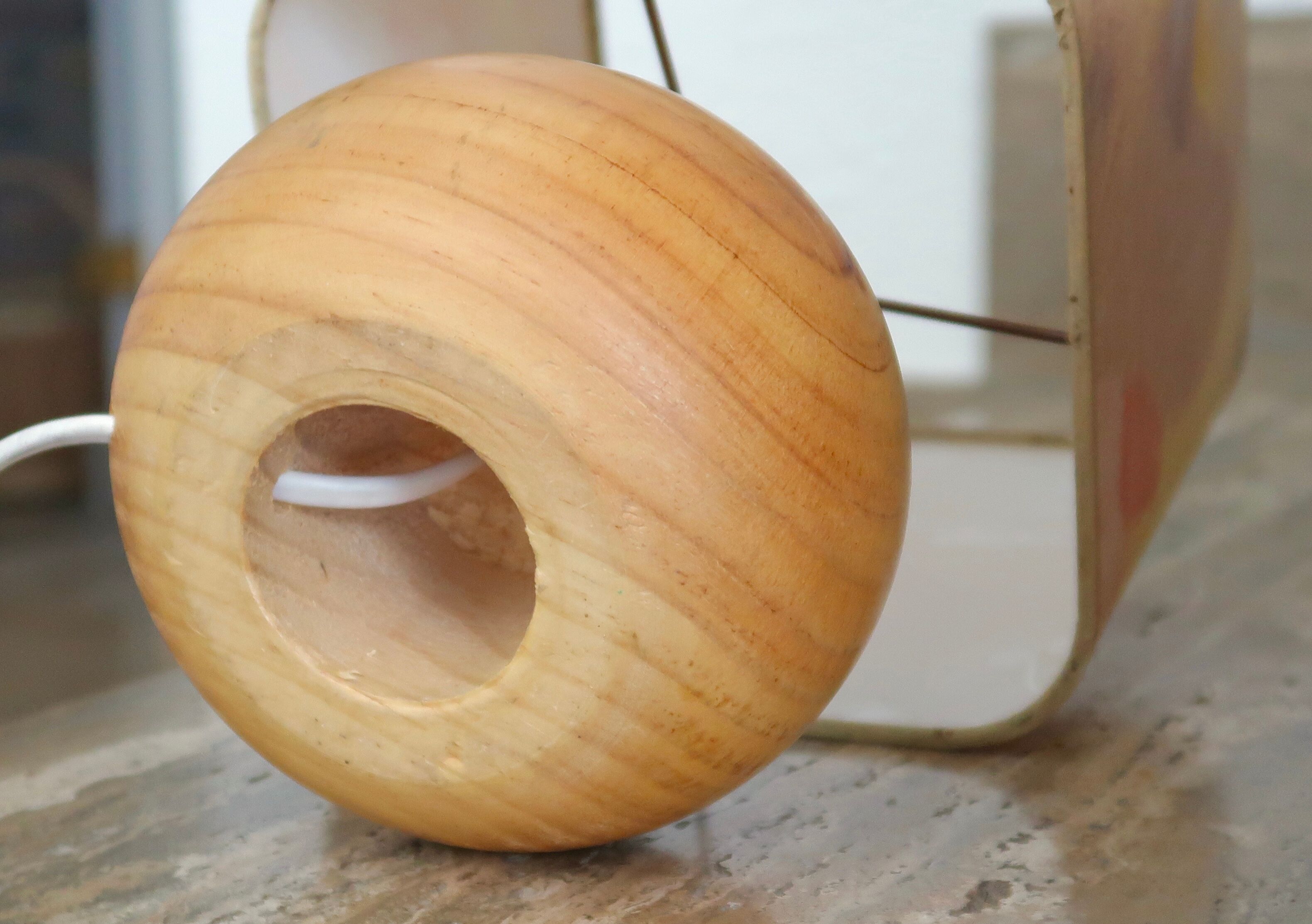 Lampe en bois blond, abat jour pastel, années 80