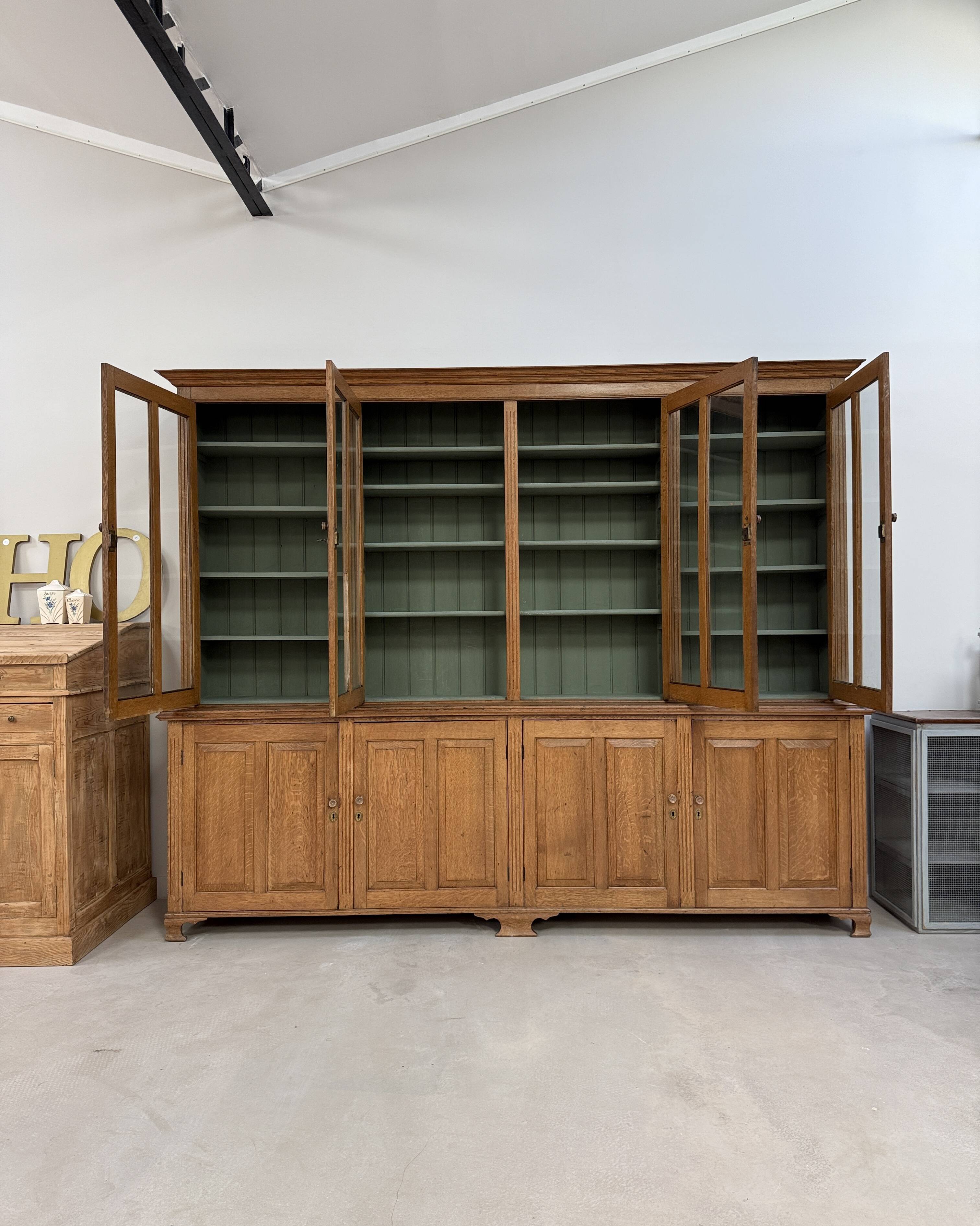 Large two-part display case (renovated)