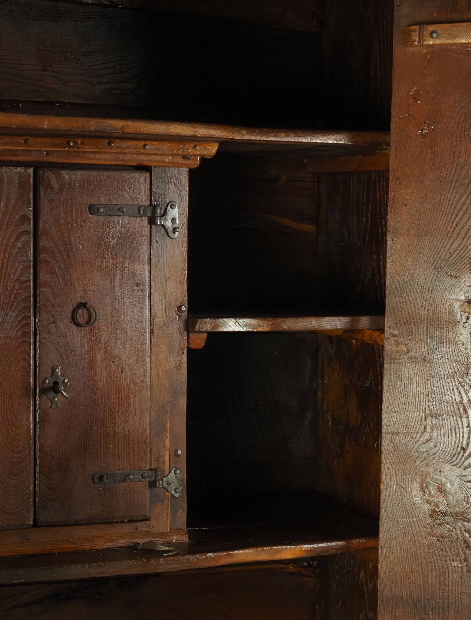Armoire française du XVIIIe siècle 'fleur-de-lis'
