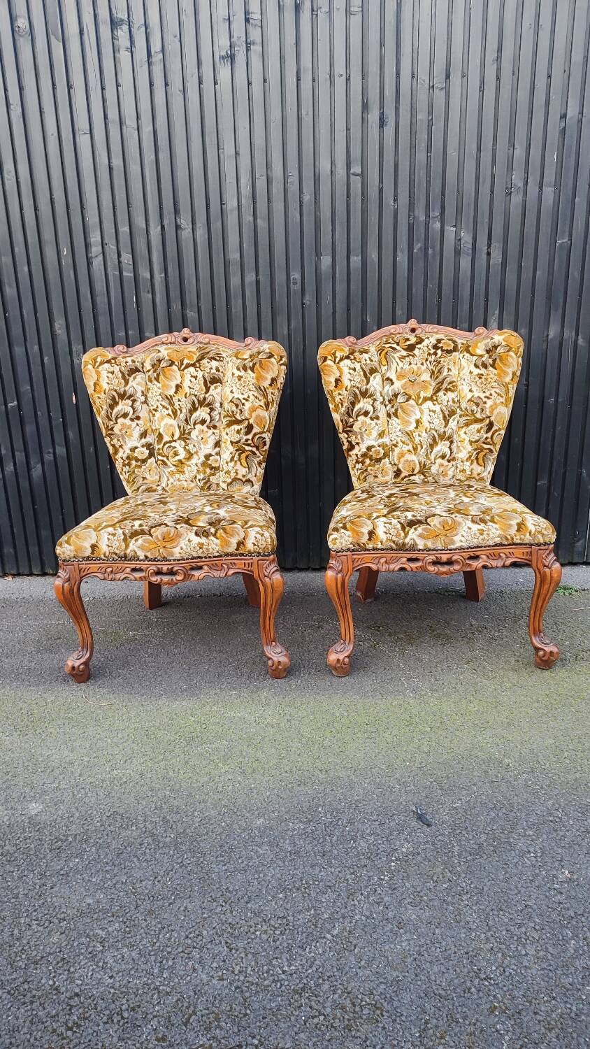 Set of 2 velvet cocktail/toadstool chairs