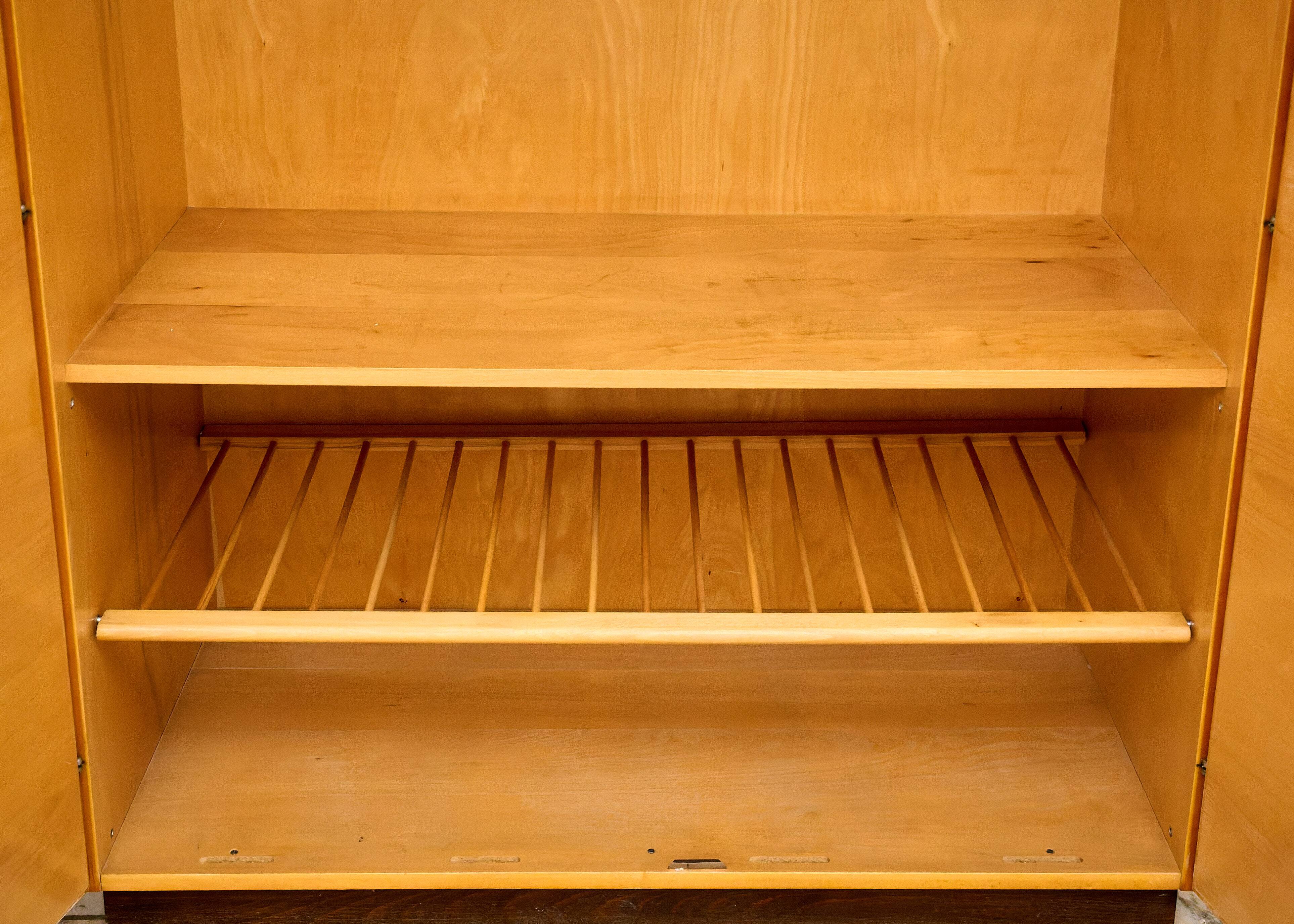 Armoire à deux portes conçue par Mojmír Požár, Tchécoslovaquie, années 1960.