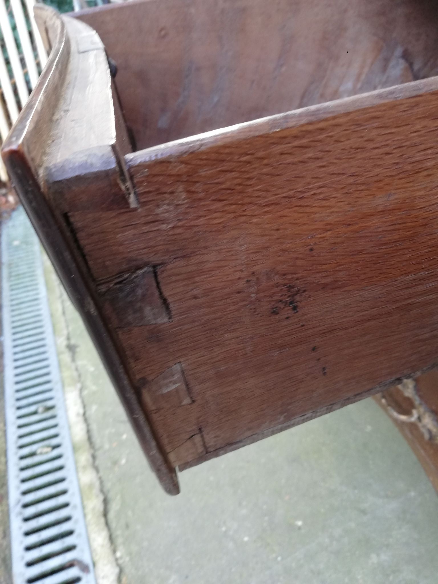 Commode galbée style Louis XVI
