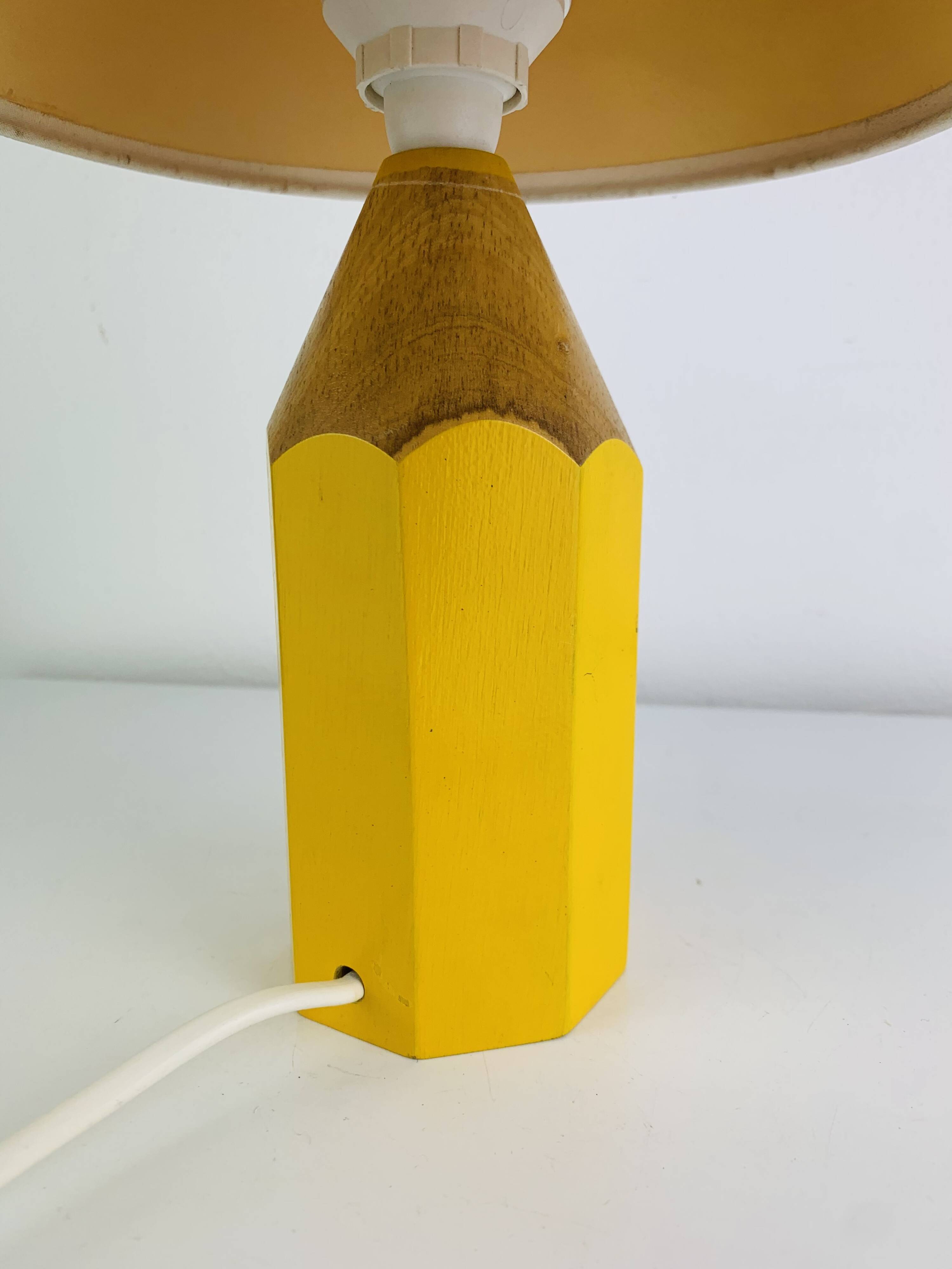 Lampe crayon en bois jaune vintage, style Pierre Sala, pour enfants
