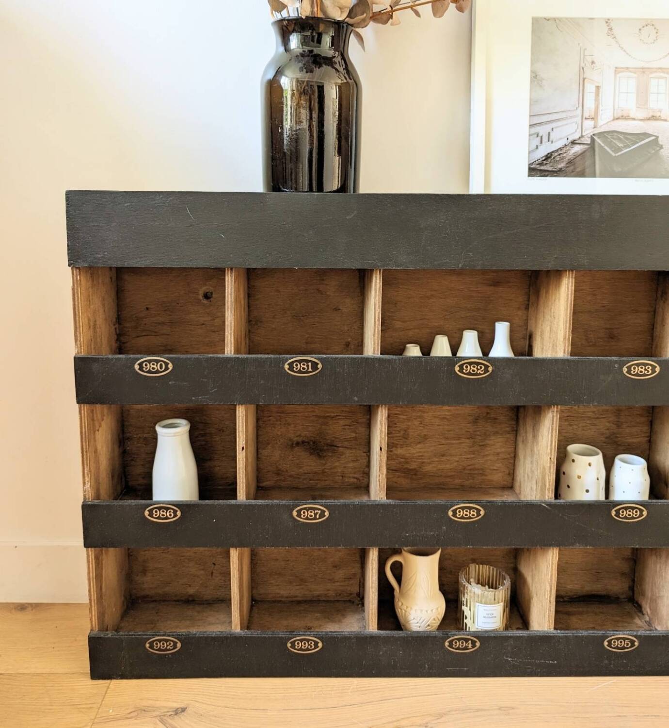 Hotel locker cabinet