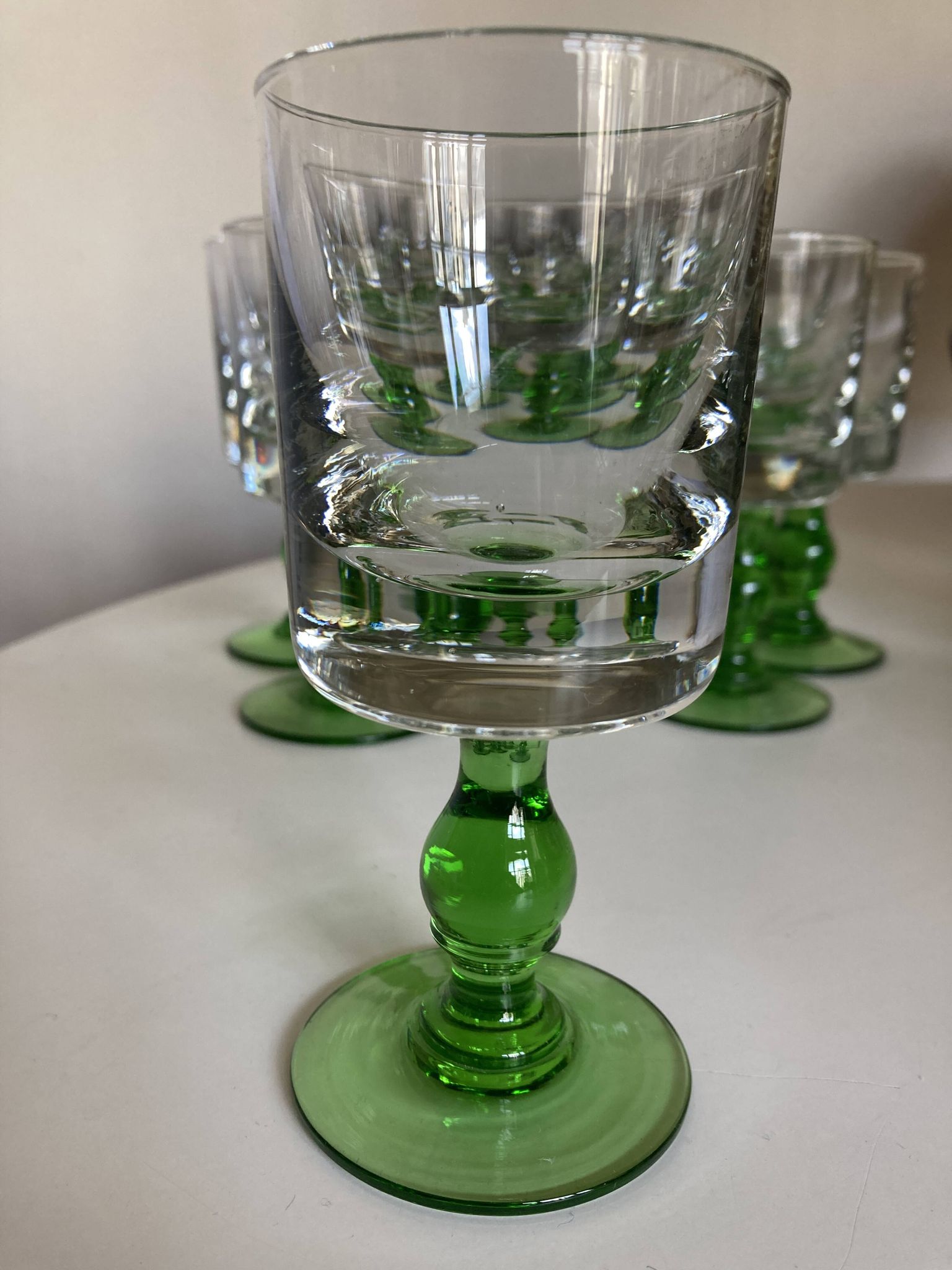 Set de 12 verres gobelets massifs à pied 1960