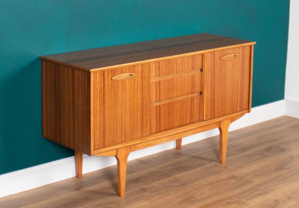 Buffet court Jentique rétro en noyer des années 1960