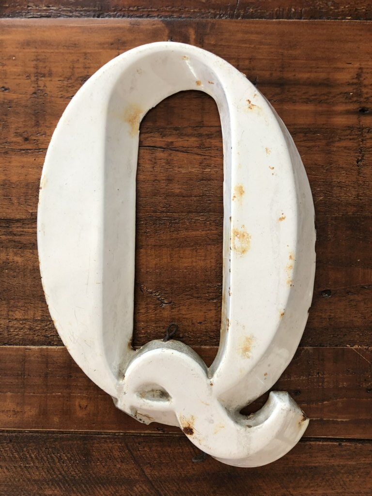 Letter Q - Enamelcast cast iron sign / Godin