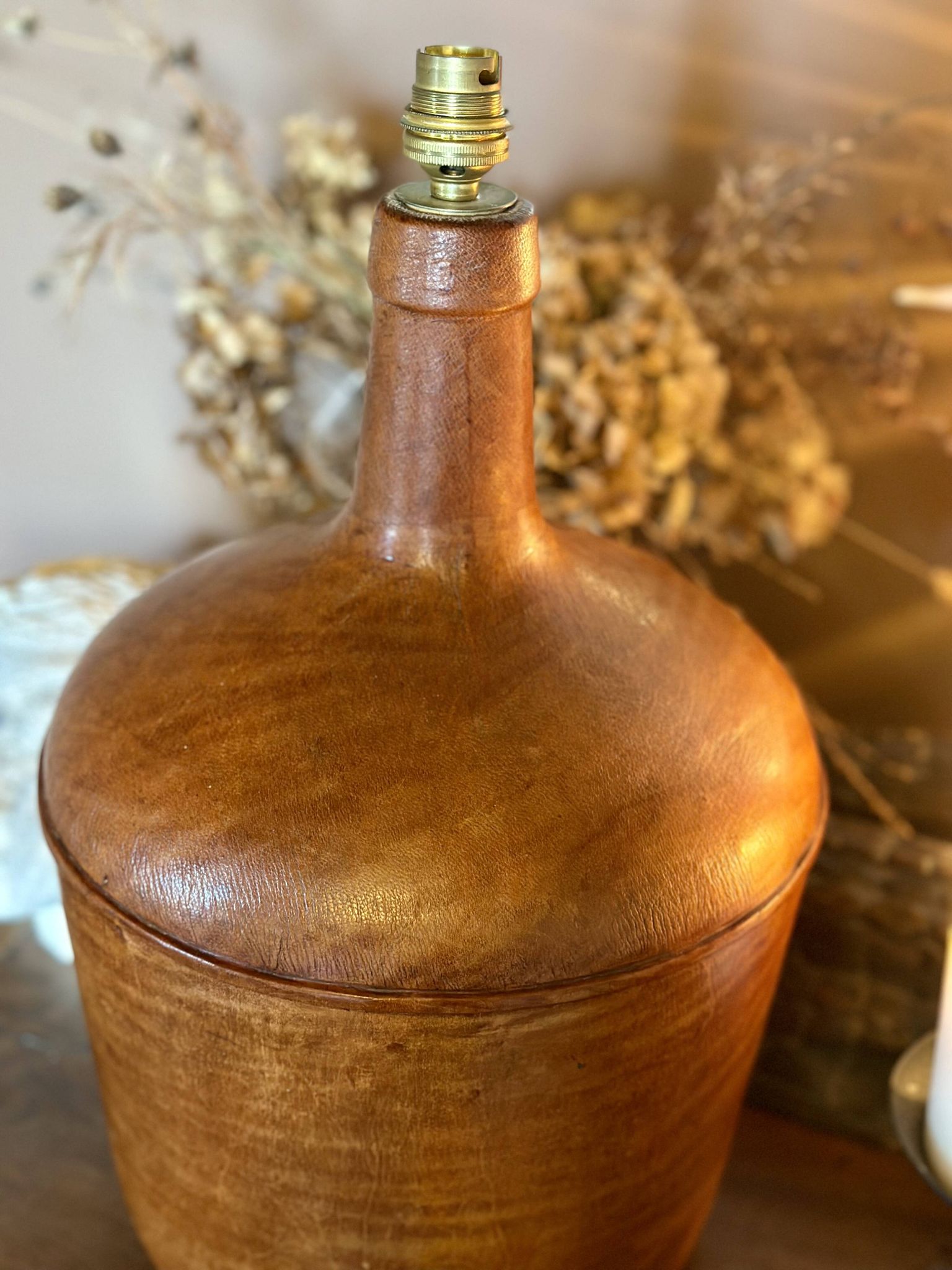 Give me a leather Jeanne. A unique vintage lamp, combining history and elegance.