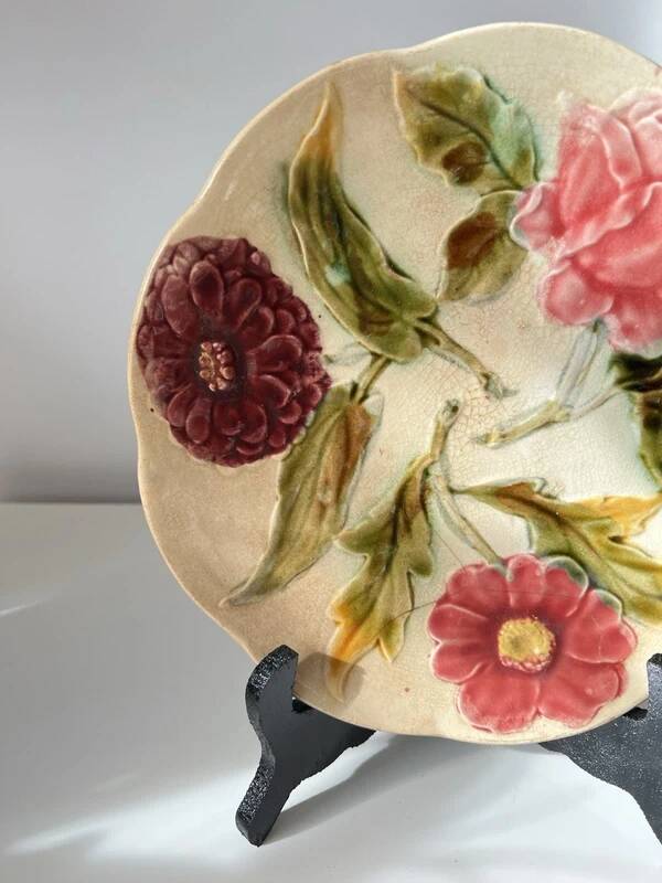Art Deco barbotine plate from the 1930s – floral decoration of pink zinnia and dahlia – antique ceramic Ø 22 cm