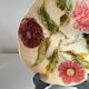 Art Deco barbotine plate from the 1930s – floral decoration of pink zinnia and dahlia – antique ceramic Ø 22 cm