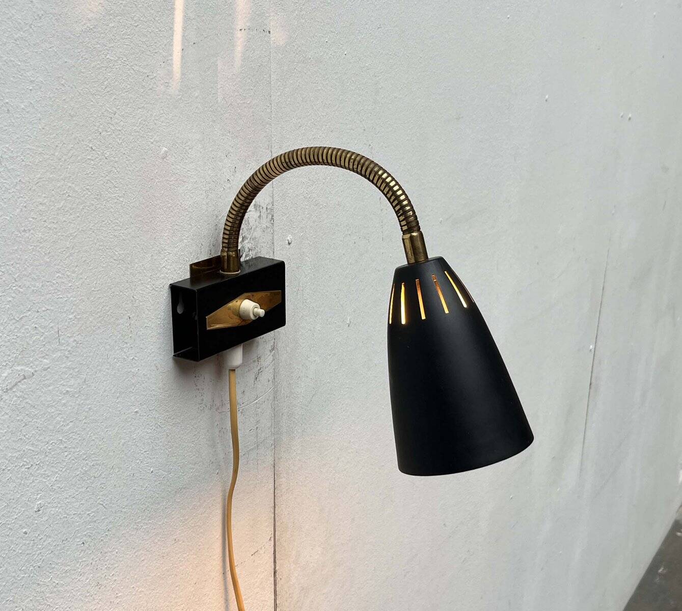 Modern mid-century wall lamp with a swan neck by Aris, Finland, 1950s