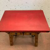 Paire de tables basses en bois naturel dessus en simili cuir rouge XX siècle