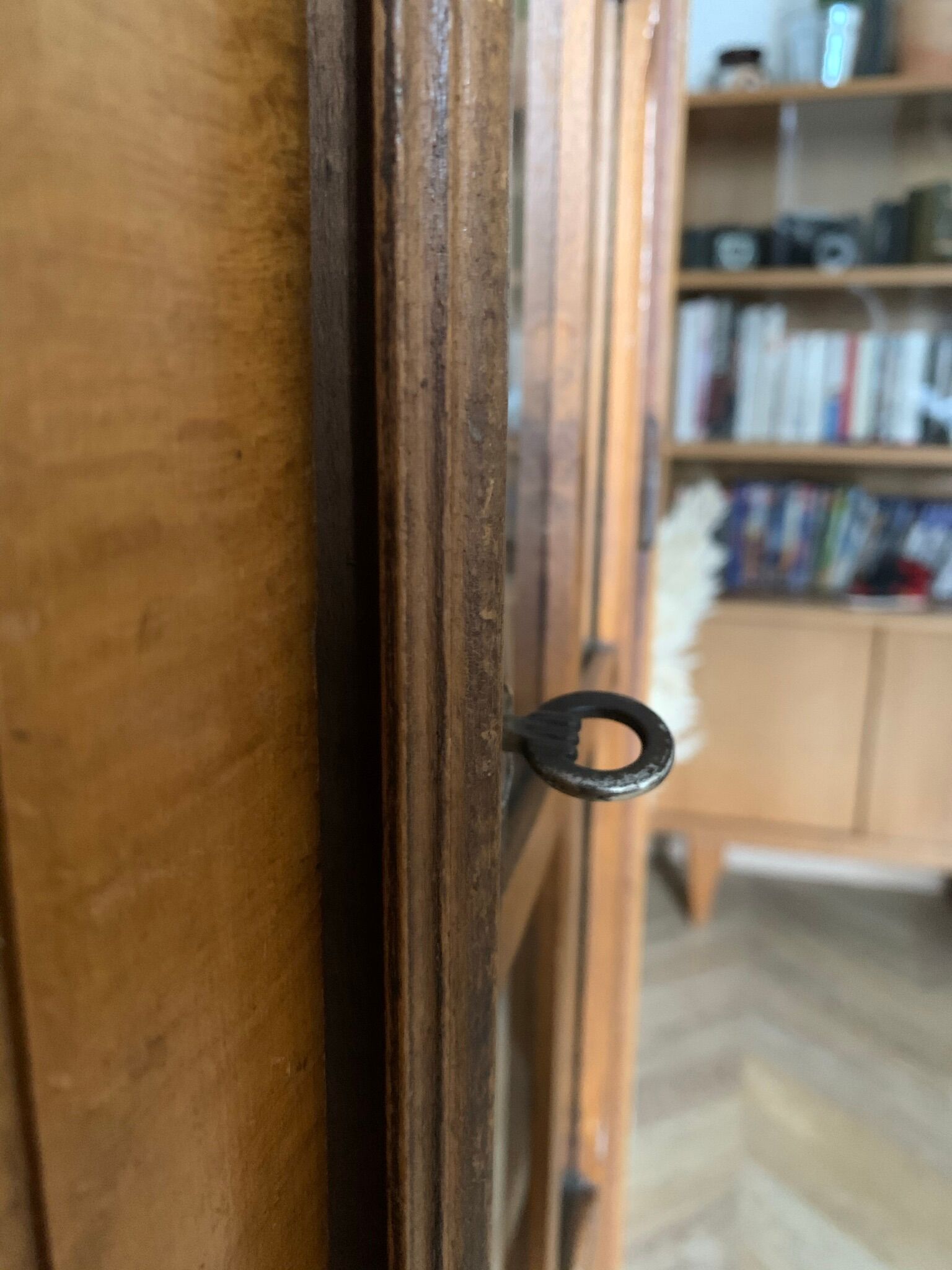 Armoire parisienne vitrée
