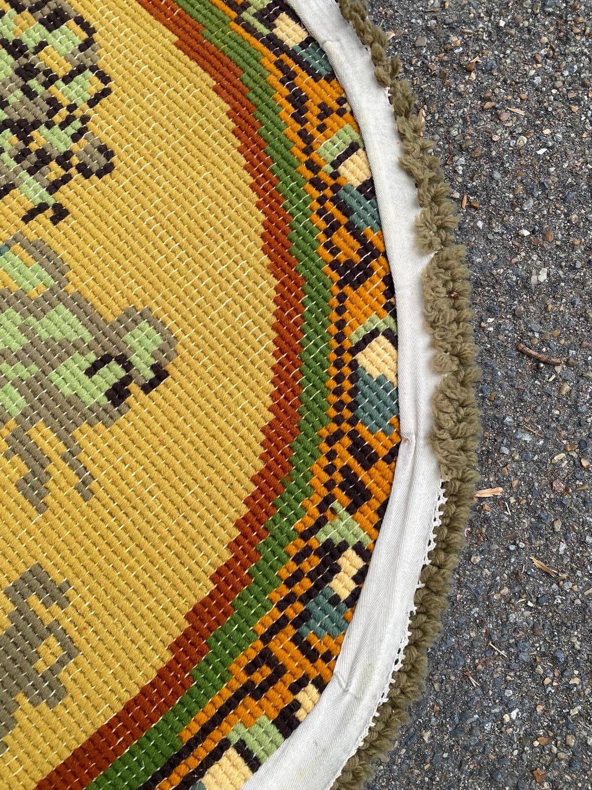 Vintage oval rug from the 70s - Pop flower patterns in green & mustard 185x115.