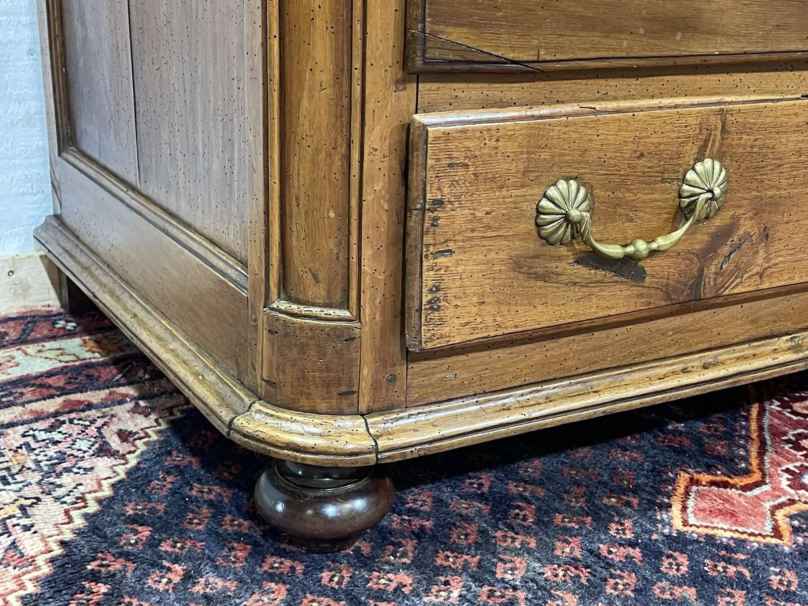 18th-century chest of drawers in walnut and fir