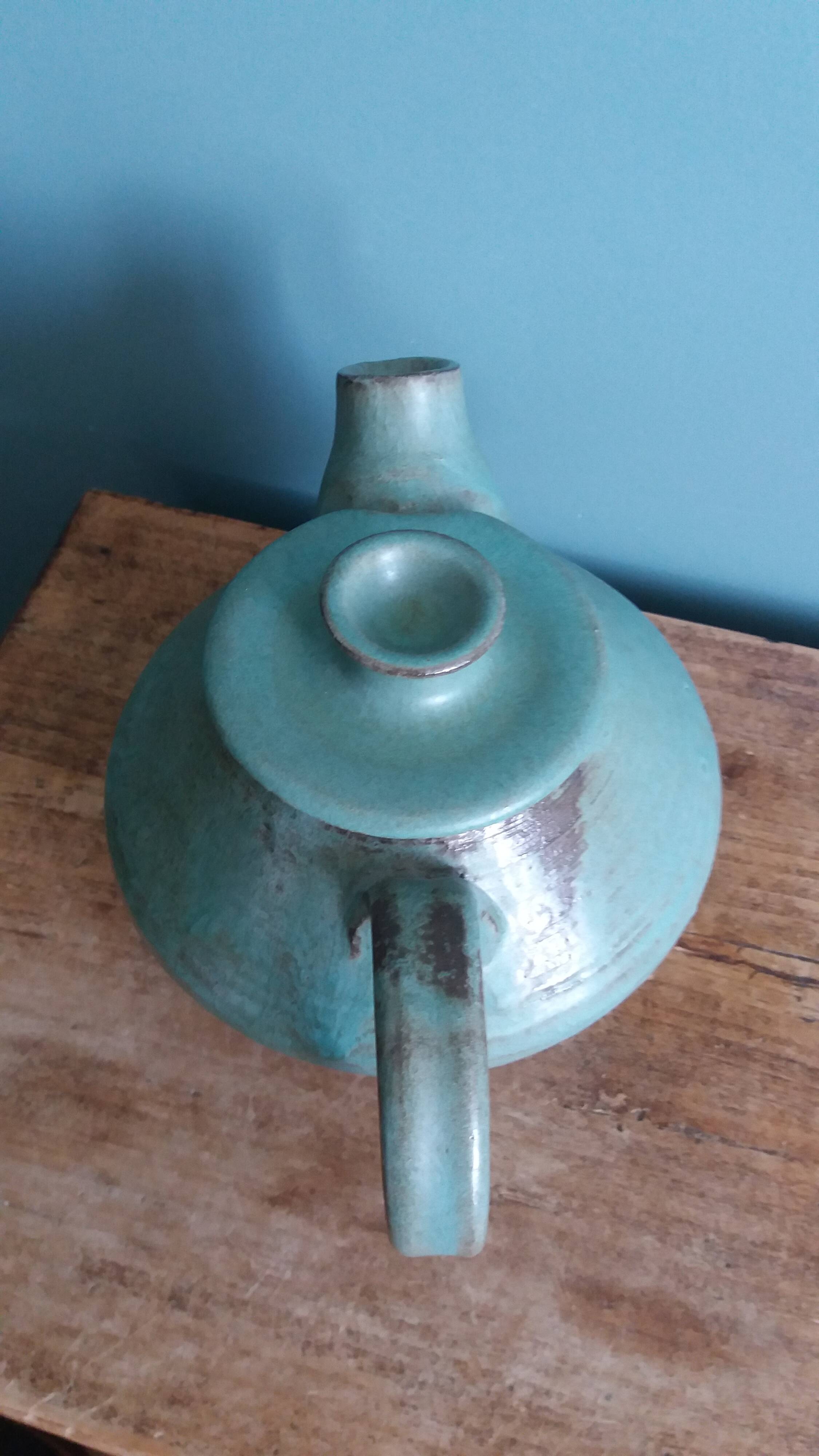 Théière artisanale en grès chamotté émaillé vert de gris signée